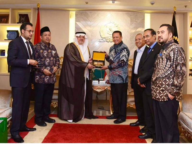 Ketua DPR Bambang Soesatyo (keempat dari kanan) bersama Duta Besar Arab Saudi untuk Indonesia HE Esam A Abid Althagafi (ketiga dari kiri).