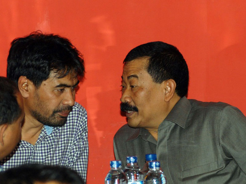 Mantan Komandan Jenderal Komando Pasukan Khusus (Danjen Kopassus) Mayjen (Purn) Soenarko (kanan)