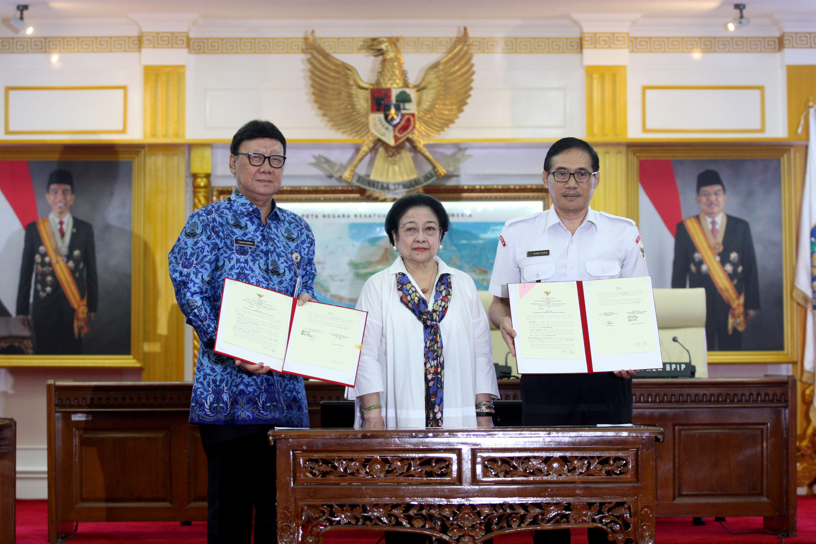 Menteri Dalam Negeri Tjahjo Kumolo, Ketua Dewan Pengarah BPIP Megawati Soekarnoputri, dan plt Kepala BPIP Hariyono di Jakarta, Senin (20/5).