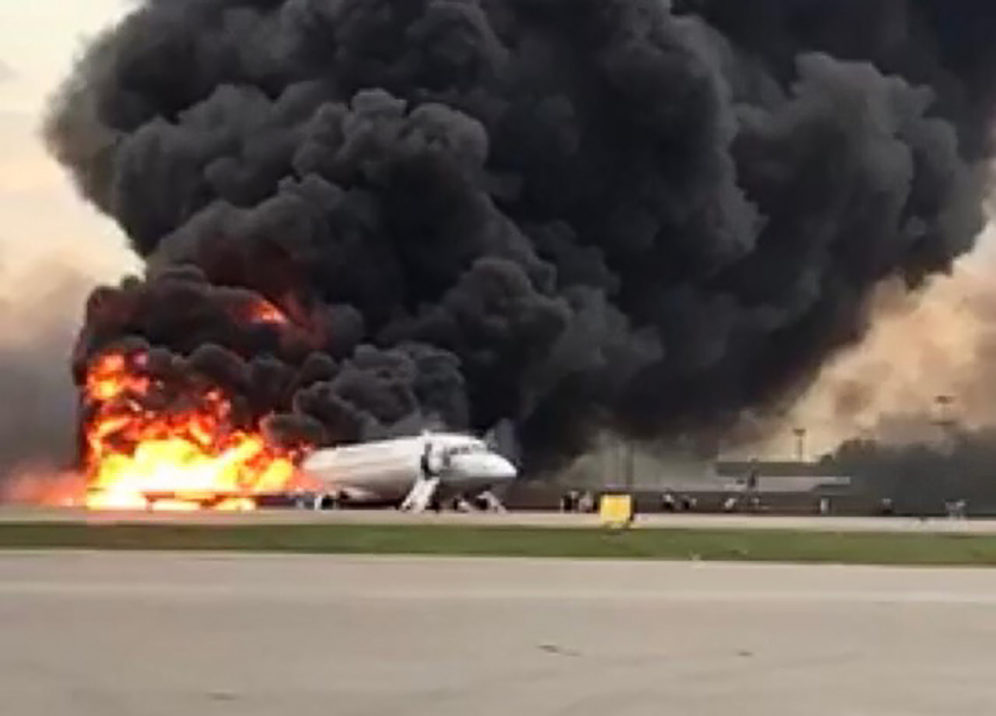 Pesawat Superjet-100 terbakar di Bandara Sheremetyevo, Moskow.