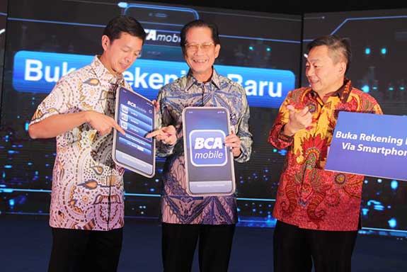 Presiden Direktur BCA Jahja Setiaatmadja (tengah),Wakil Presiden Direktur BCA Armand W. Hartono (kiri),Direktur BCA Santoso (kanan)  