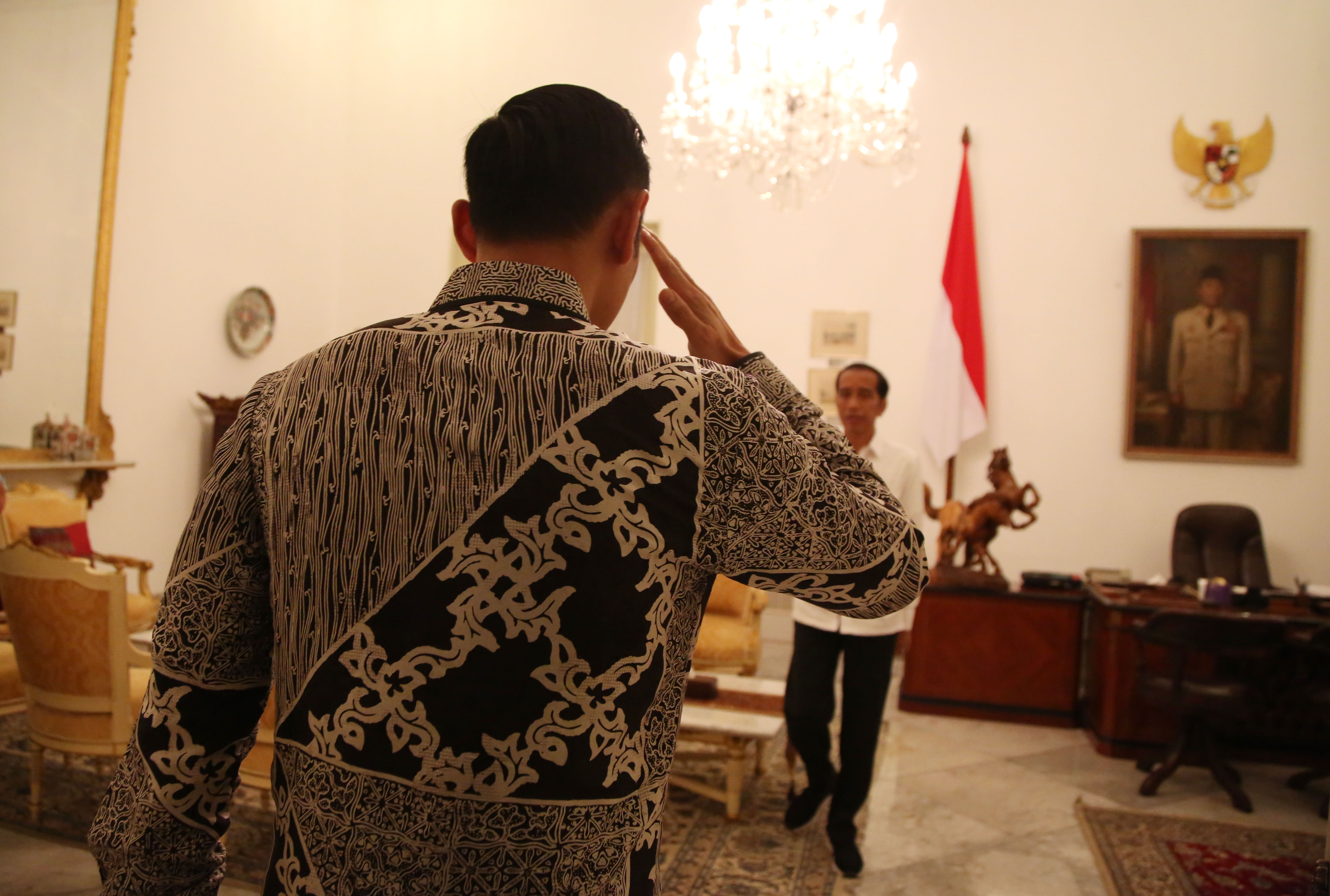 Komandan Kogasma Partai Demokrat Agus Harimurti Yudhoyono (AHY) memberi hormat kepada Presiden Joko Widodo di Istana Negara, Kamis (2/5).