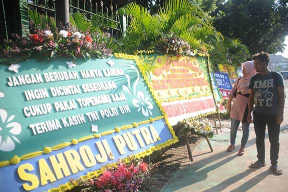 Sejumlah karangan bunga dukungan kepada institusi Polri itu terpajang depan Gedung Bawaslu.