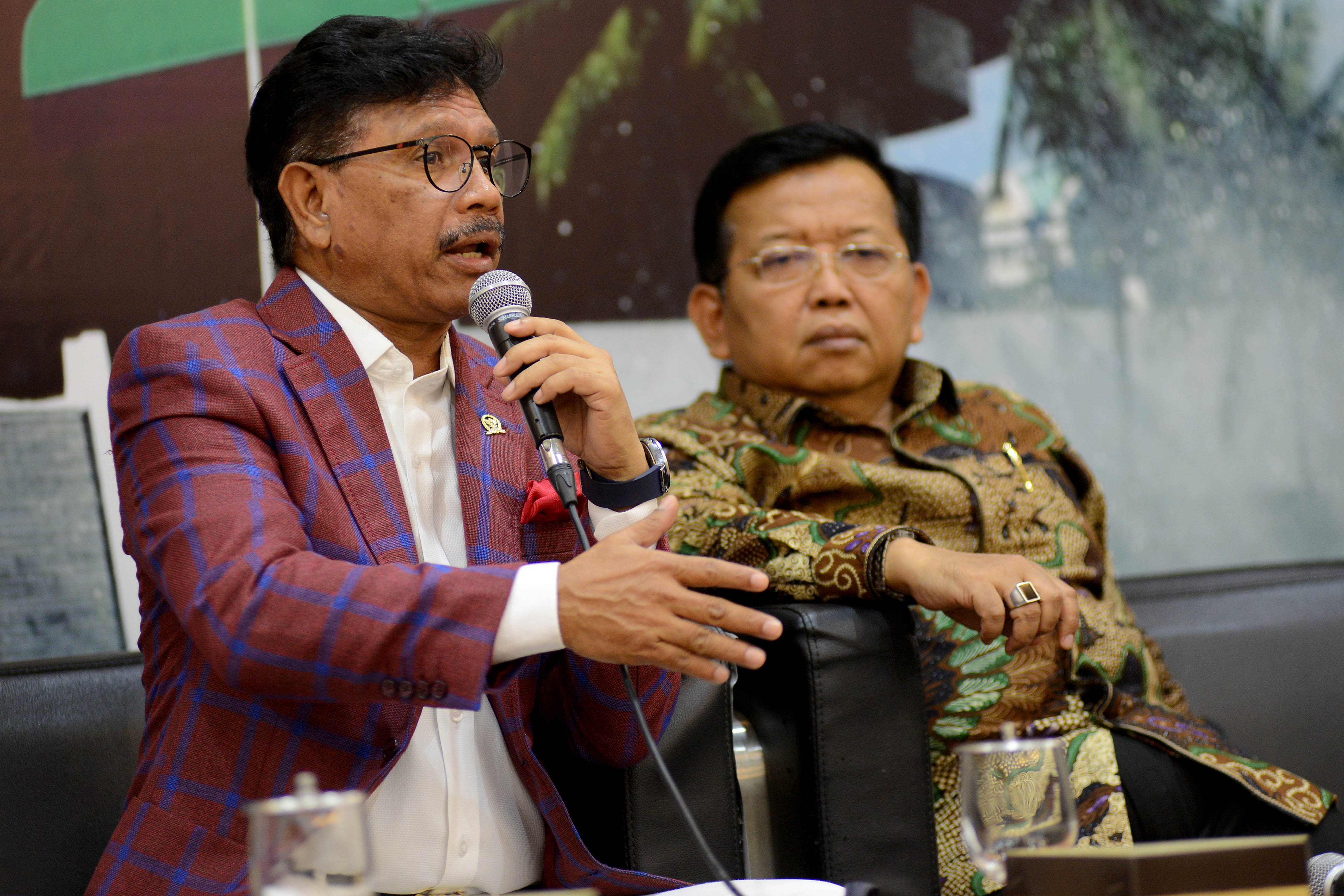 Caleg Johnny G Plate dari Partai NasDem NTT (kiri) kembali lolos ke Senayan. 