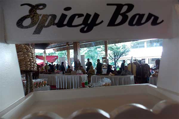 Peserta Pasar Mirunggan Gotong Royong Bakdan Ning Solo bersiap menanti pembeli di Pendapi Gede, Balai Kota Surakarta, Jawa Tengah, Senin (27