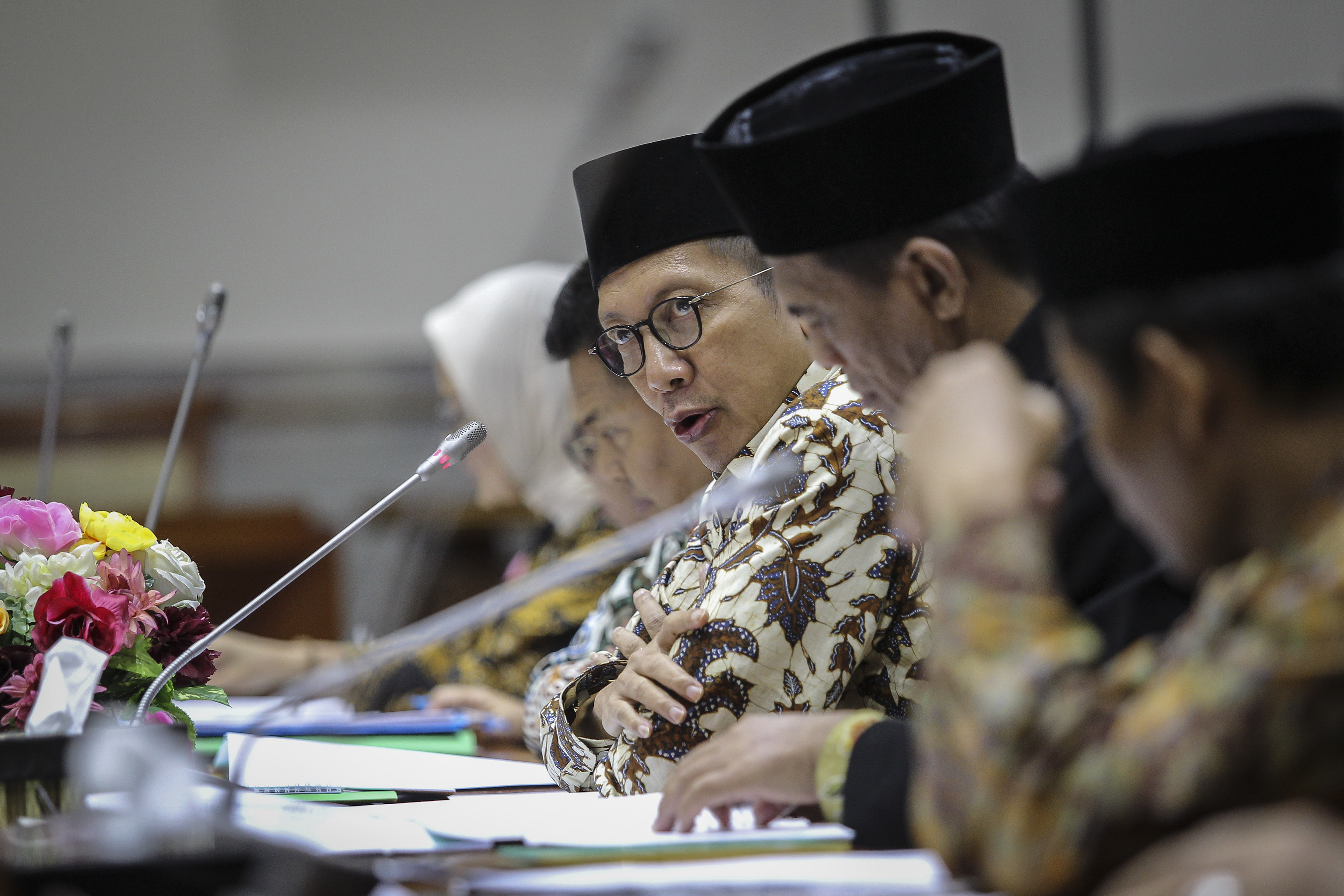 Menag Lukman Hakim Saifuddin  membahas kebijakan PP  tentang Jaminan Produk Halal dalam rapat kerja dengan Komisi VIII DPR RI, Kamis (16/5)