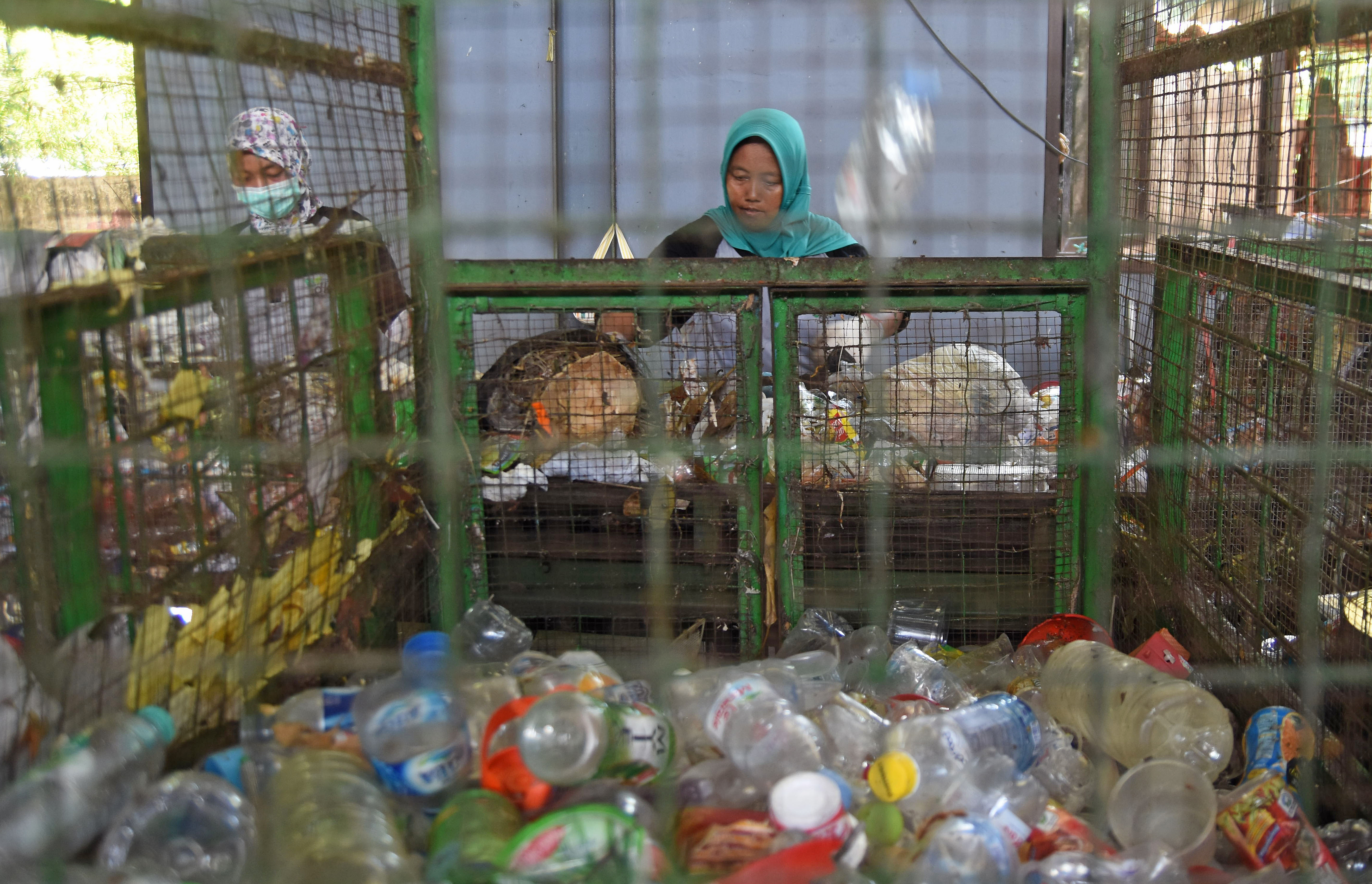 Sejumlah pekerja memilah sampah non organik dan barang bekas beracun (B3) pada mesin konveyor di Pusat Daur Ulang Sampah Jambangan