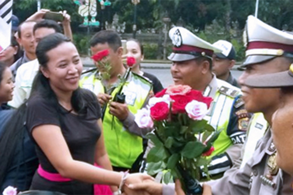 Warga memberikan bunga mawar kepada petugas kepolisian