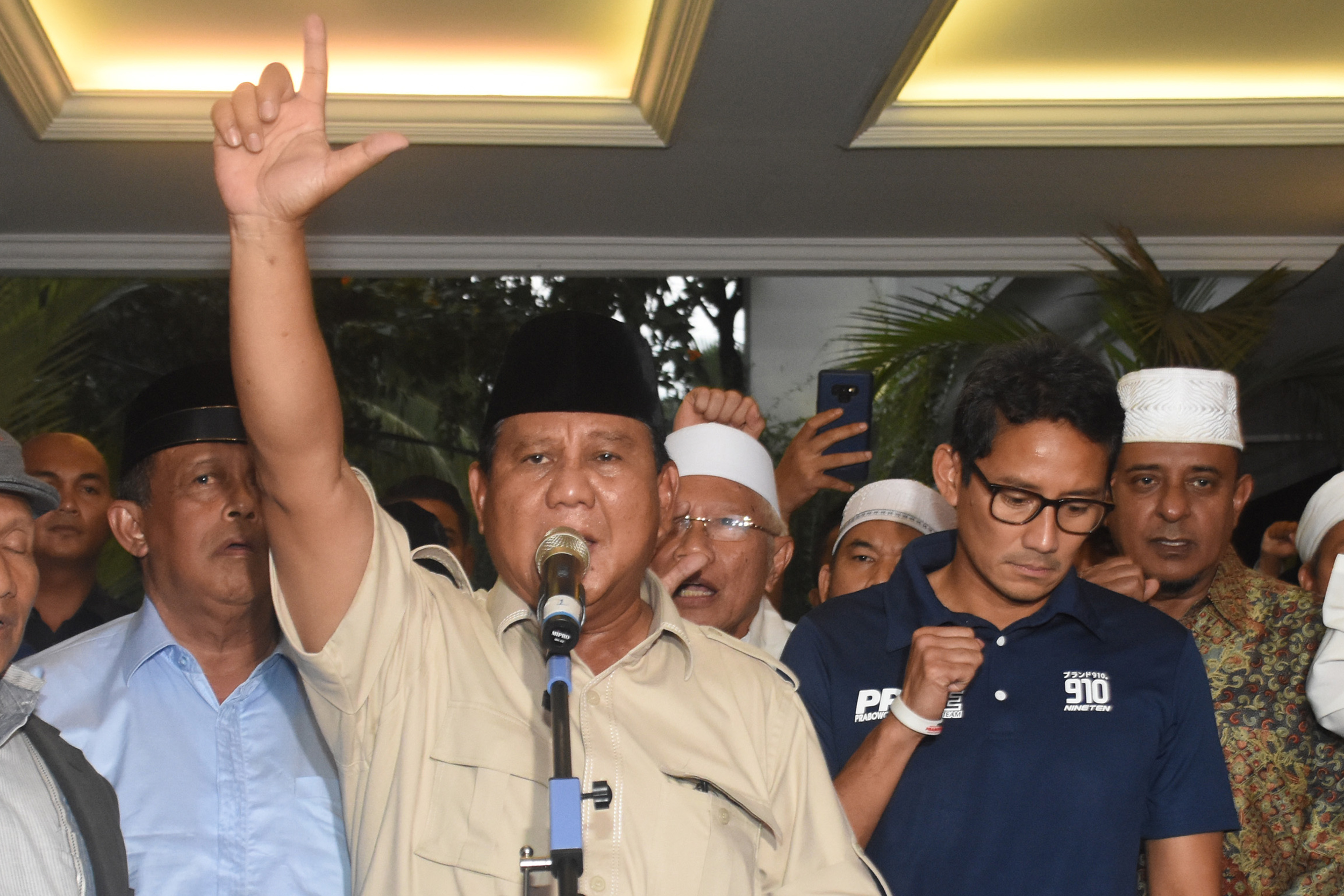 Prabowo Subianto (tengah) bersama Sandiaga Uno saat mendeklarasikan kemenangan versi real count internal BPN sebesar 62%.
