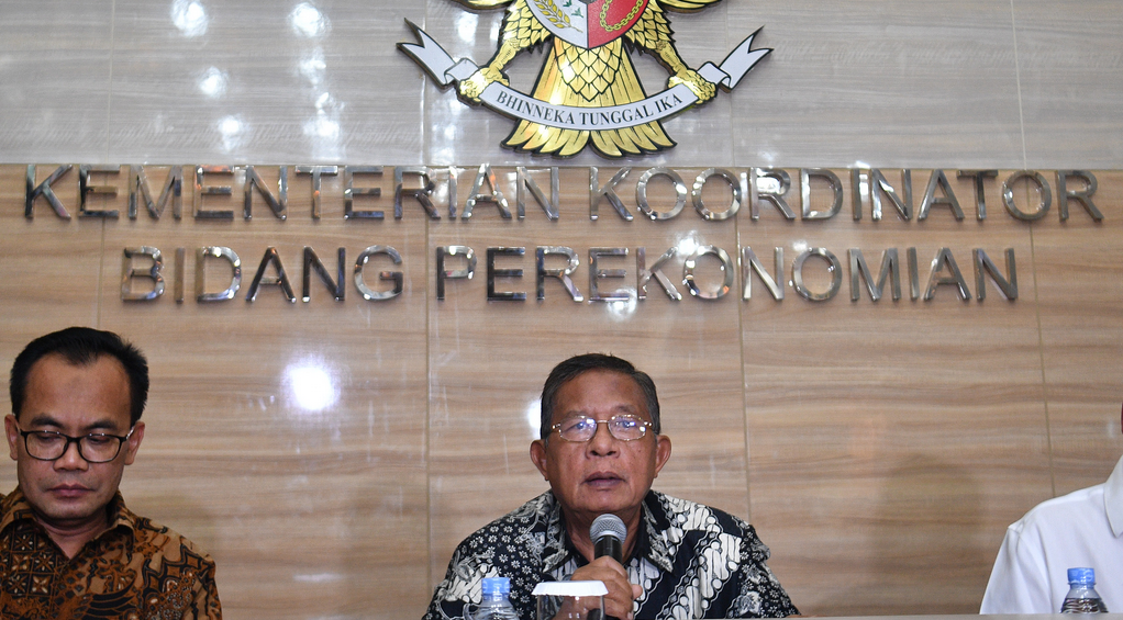 Menko Perekonomian Darmin Nasution (tengah) dan Sesmenko Perekonomian Susiwijono Moegiarso. 