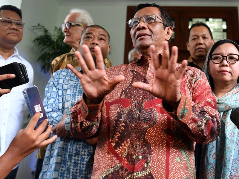 Para tokoh Gerakan Suluh Kebangsaan Mahfud MD (tengah), Franz Magnis Suseno (kiri), Benny Sutrisno (kedua dari kiri), Alissa Wahid (kanan) 