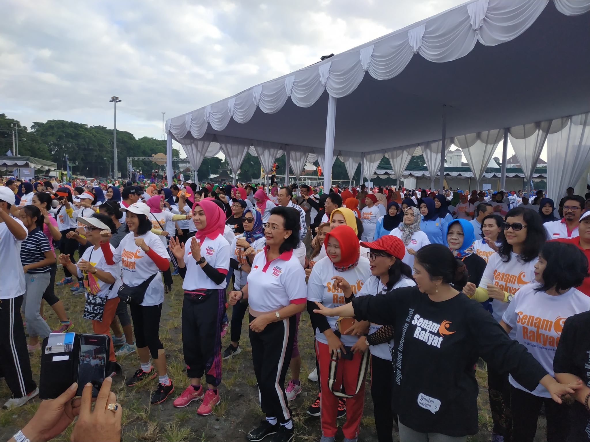 GKR Hemas bersama masyarakat melakukan senam bersama di Alun-Alun Utara, Yogyakarta, Jumat (3/5).