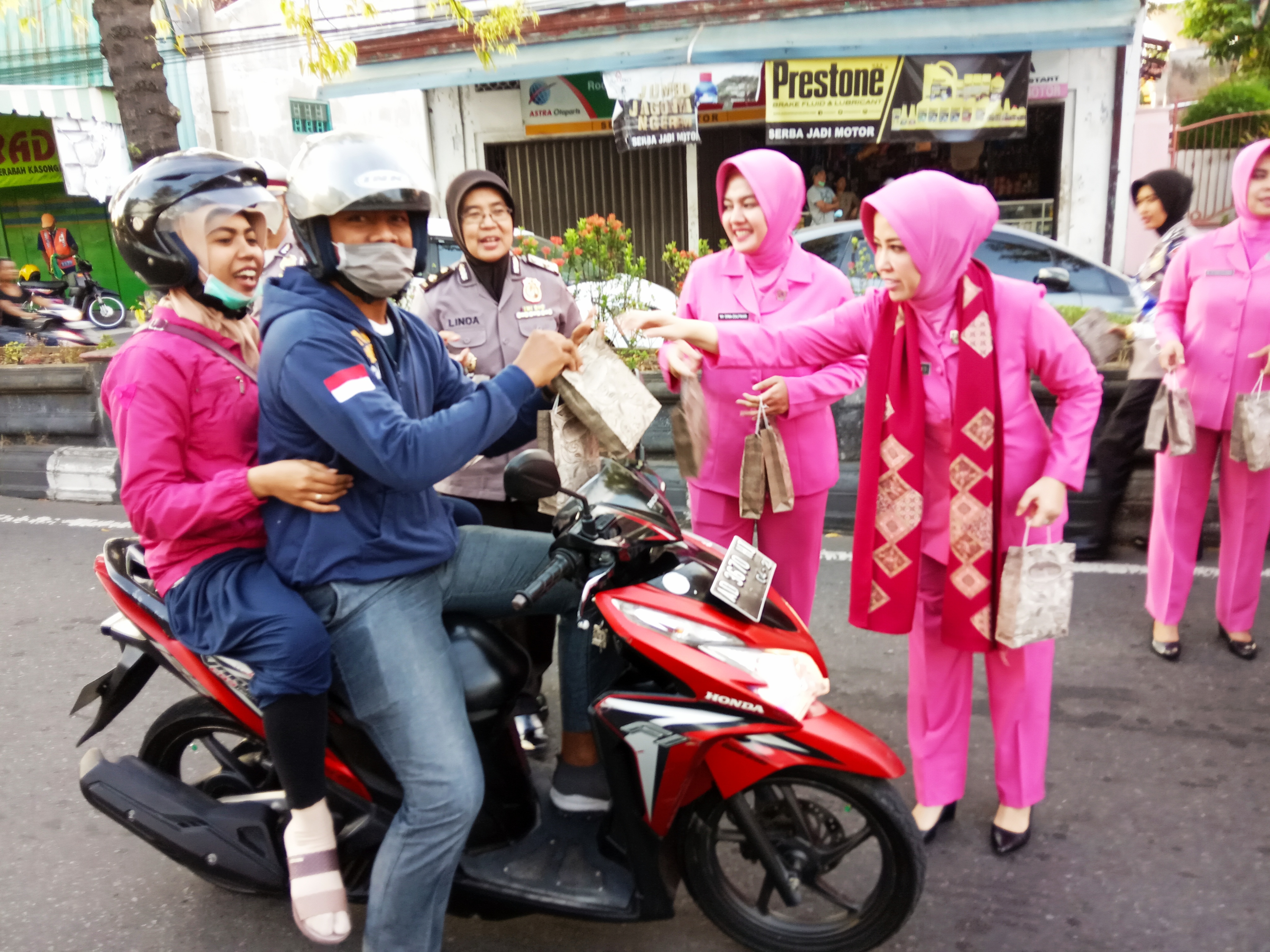 Ketua Bhayangkari Cabang Polres Klaten, Diana Aries, membagikan takjil kepada pengendara sepeda motor dan mobil.