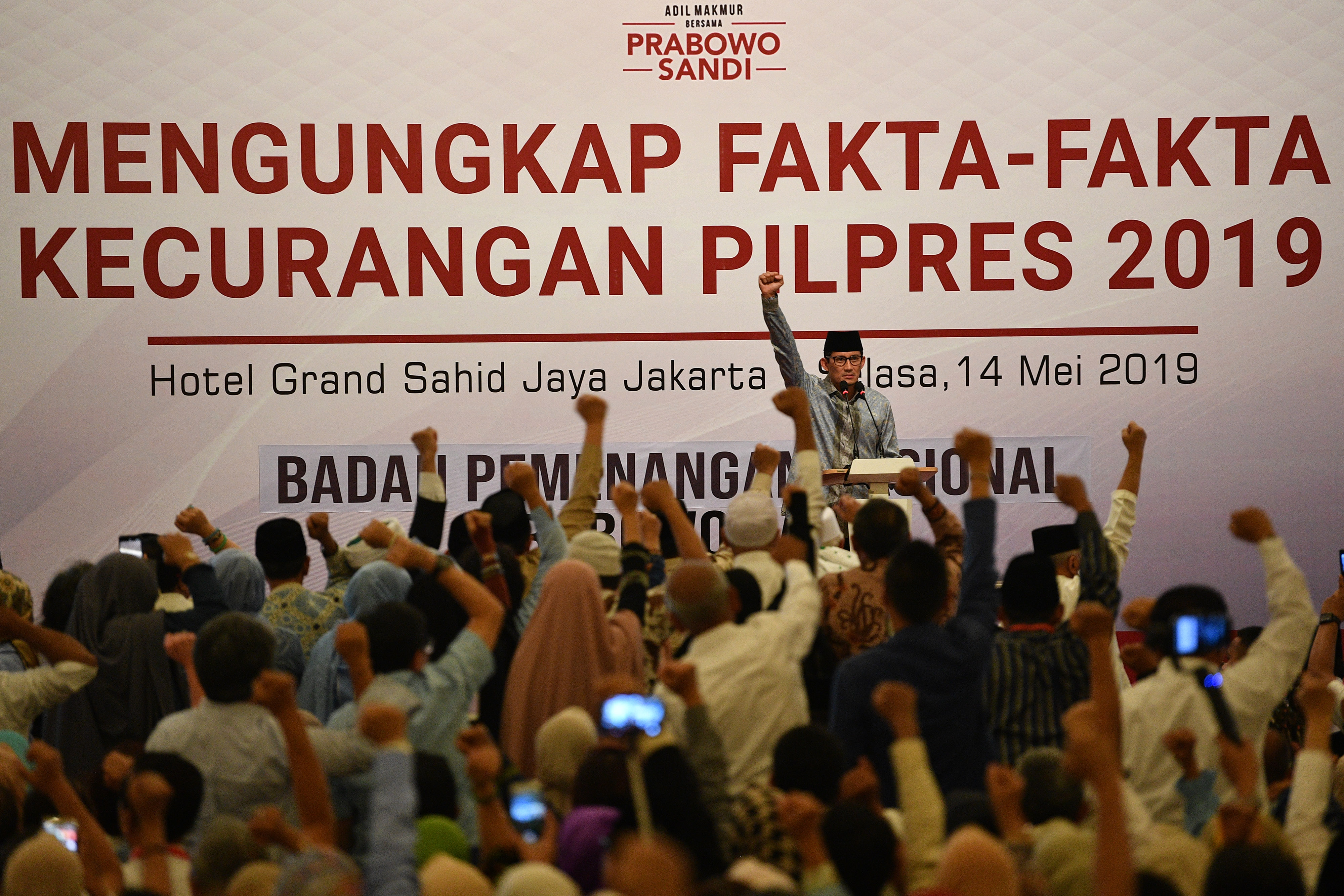 Cawapres nomor urut 02 Sandiaga Uno saat berpidato mengungkpa kecurangan Pilpres 2019