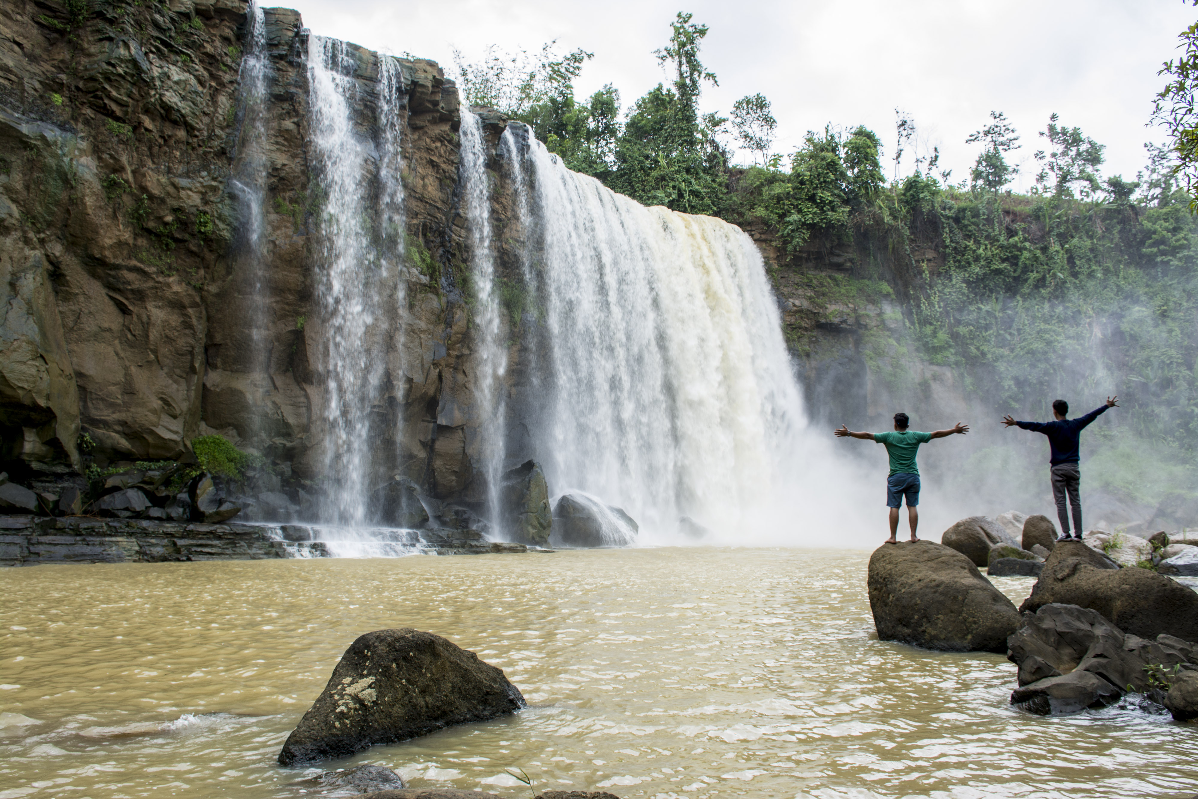 Pengunjung menikmati air terjun di kawasan wisata Geopark Ciletuh Curug Awang, Ciemas, Kabupaten Sukabumi, Jawa Barat, Minggu (9/12/2018).