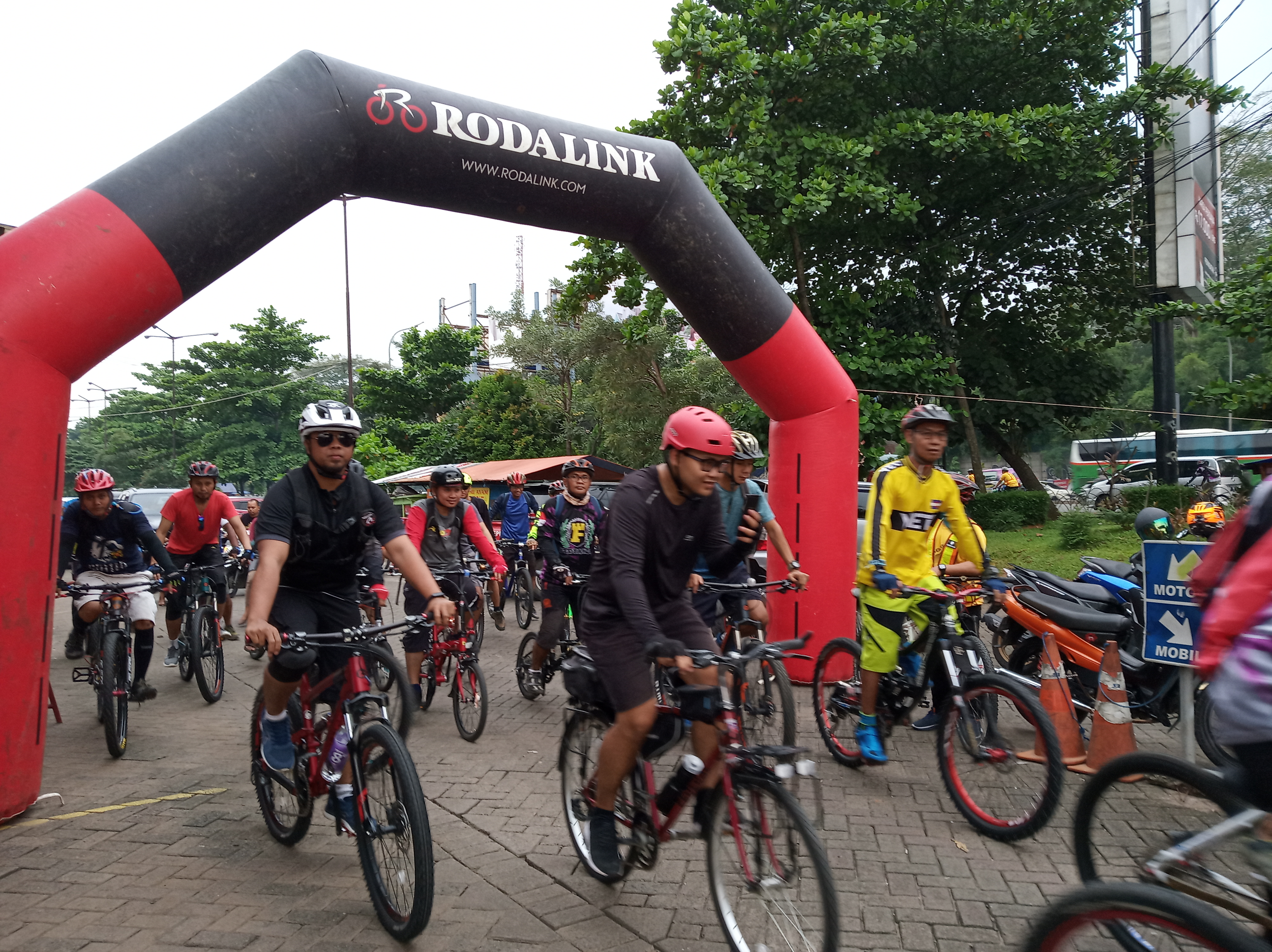 Peseerta Night Ride ramadhan Rodalink melakukan Ngabuburide