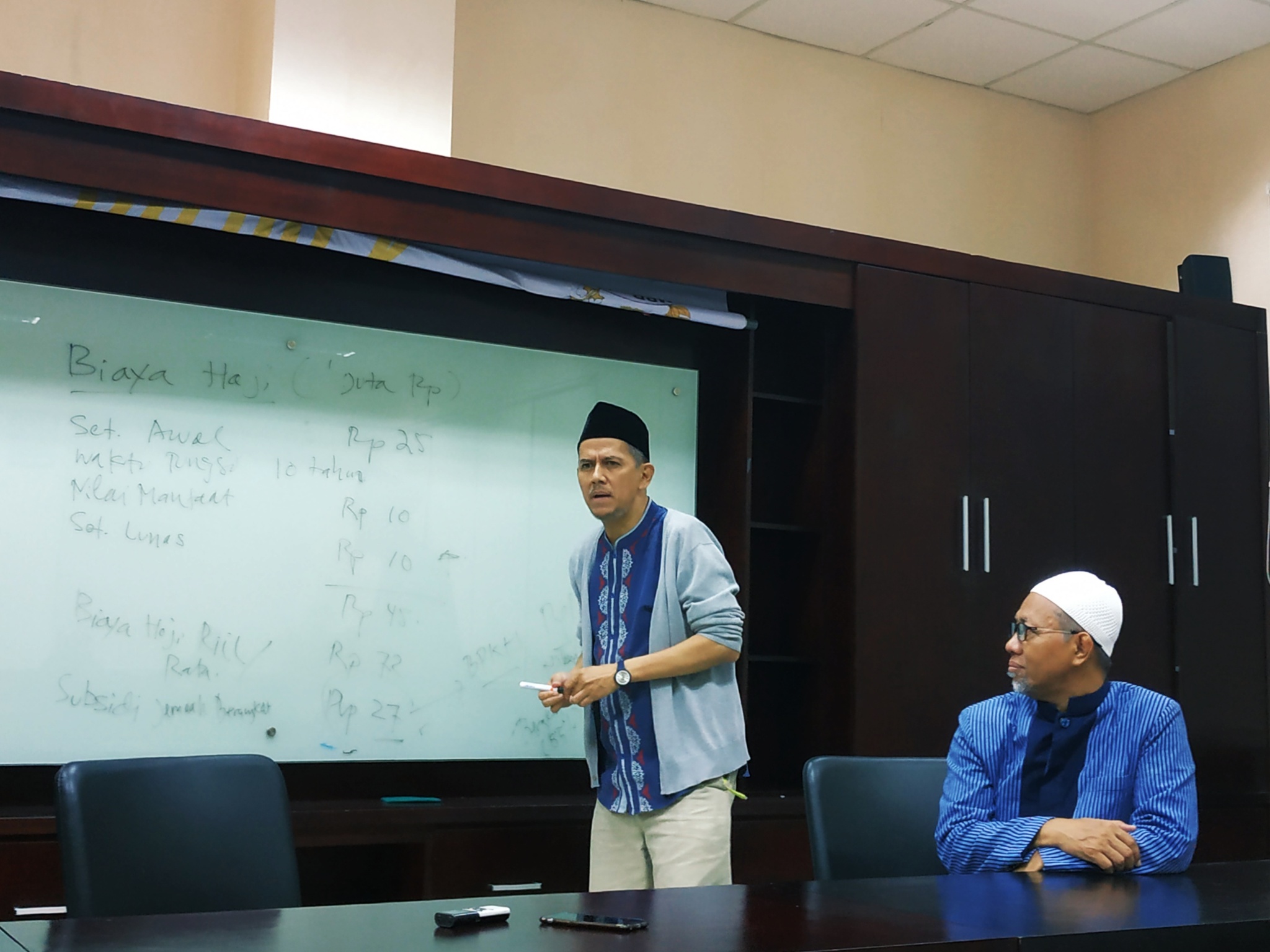 Kepala  Pelaksana Badan Pelaksana Keuangan Haji, Anggito Abimanyu menjelaskan pengelolaan dana haji di  kantor DPD DIY, Senin (20/5) malam.