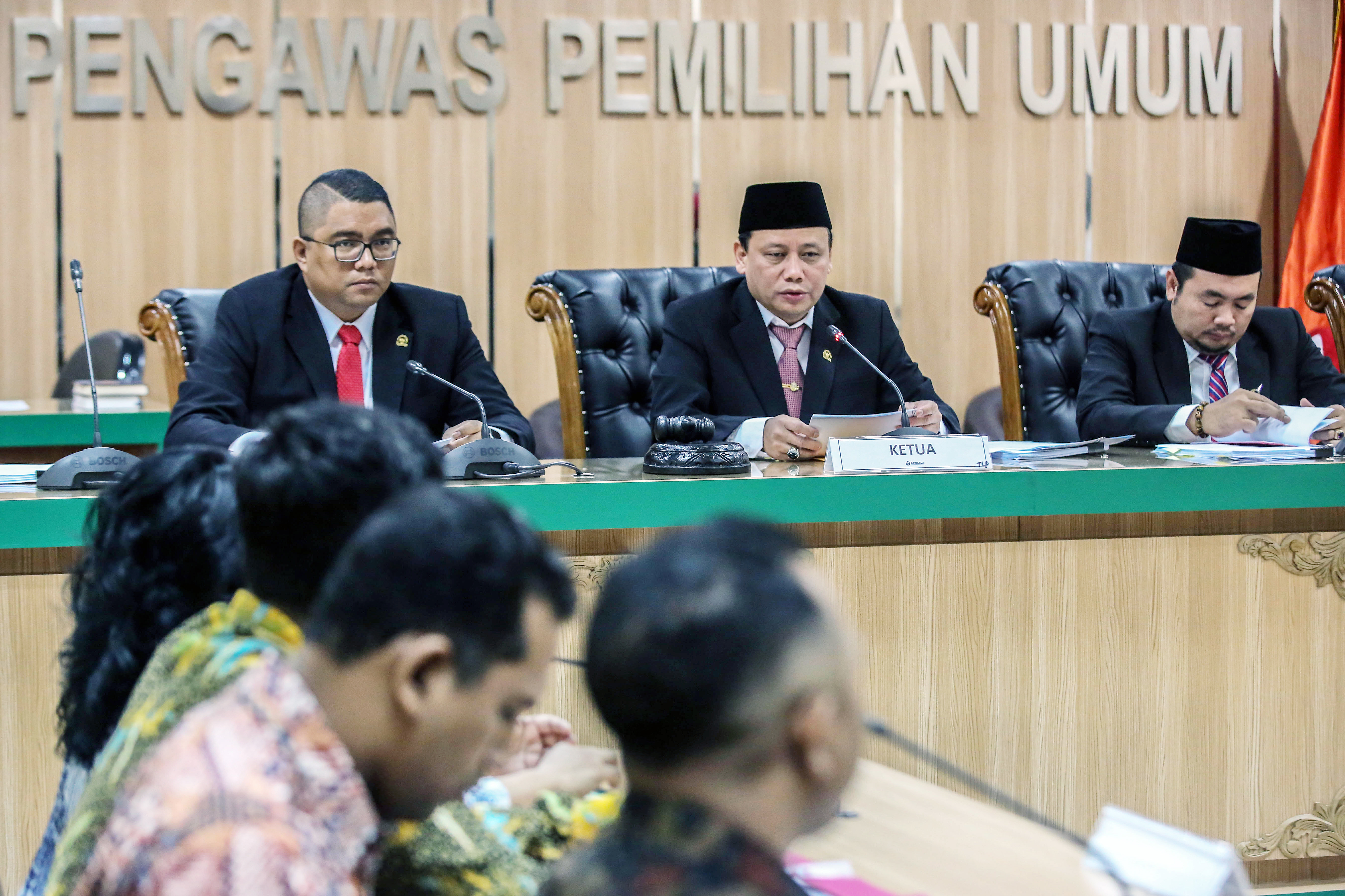 Ketua Bawaslu, Abhan (tengah), Komisioner Fritz Edward Siregar (kiri), dan Komisioner Mochammad Afifuddin