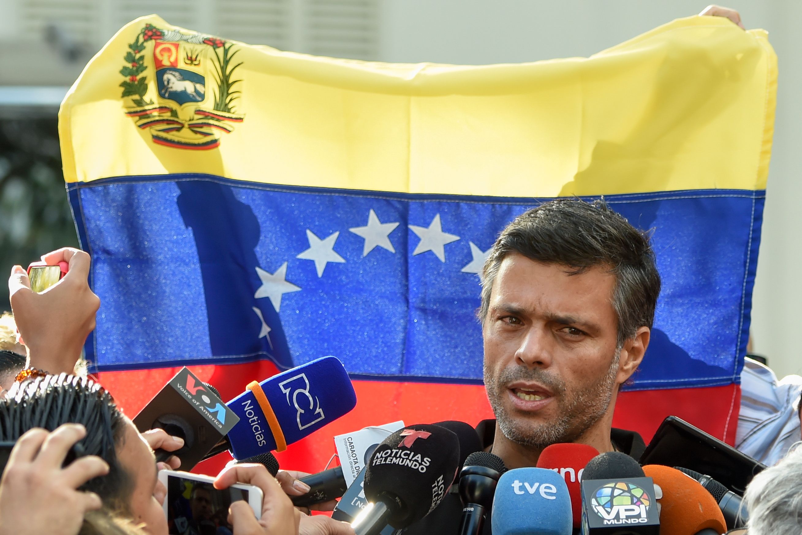 Tokoh oposisi Venezuela Leopoldo Lopez berbicara kepada media di Kedutaan Besar Spanyol di Caracas, Venezuela, Kamis (2/5).