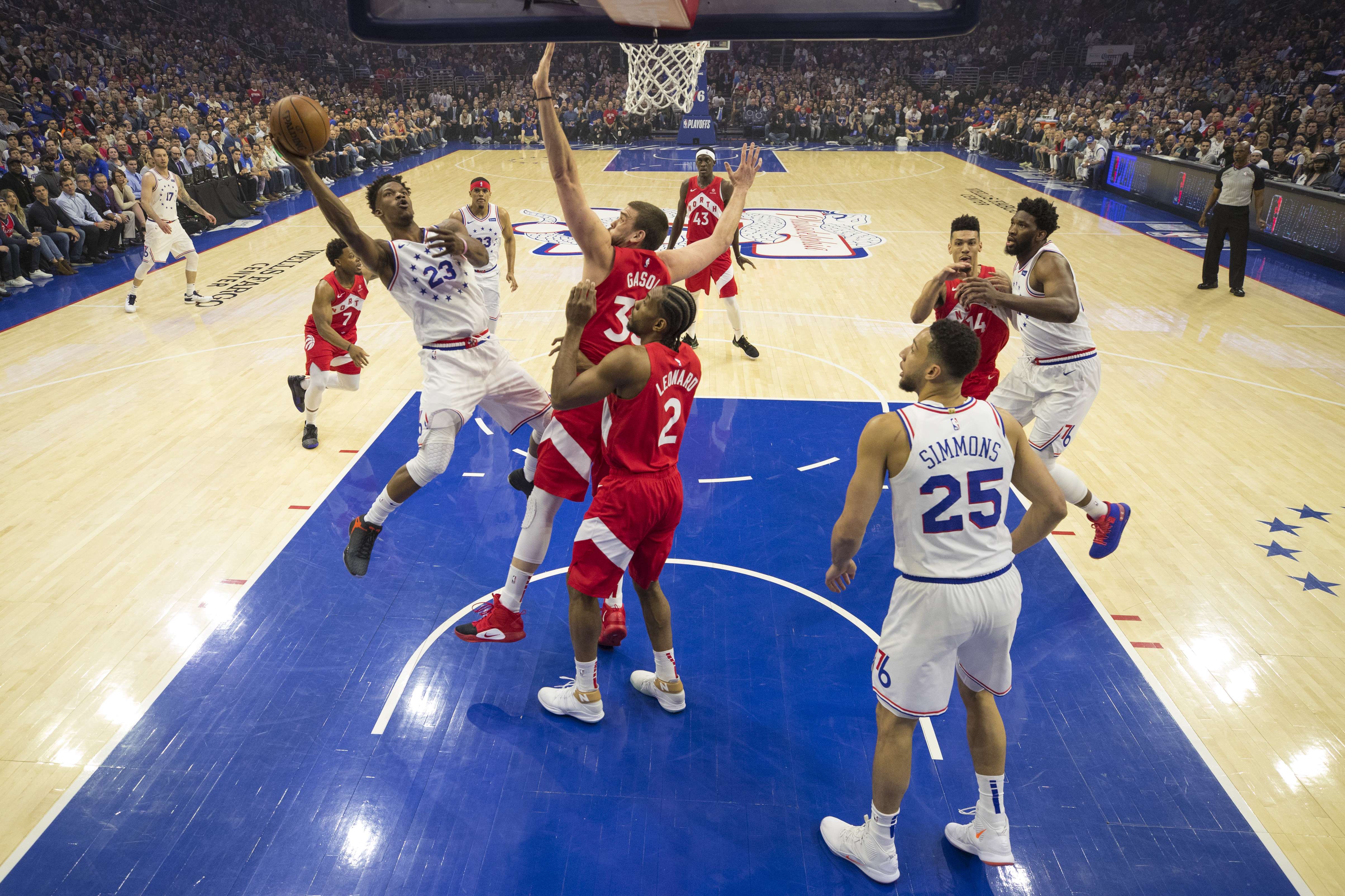Laga antara Philadelphia 76ers melawan Toronto Raptors