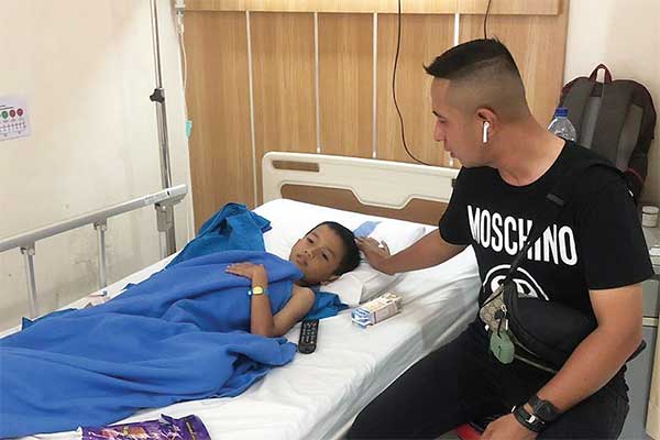 JALANI PERAWATAN: Karimullah, 10, terbaring di ruang perawatan setelah menjalani operasi usus buntu di Rumah Sakit Angkatan Udara Esnawan An