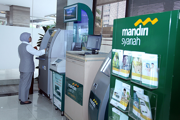 Nasabah sedang melakukan transaksi di ATM Mandiri Syariah