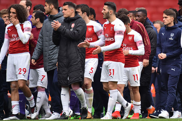 Para pemain Arsenal berparade di lapangan setelah pertandingan sepak bola Liga Premier Inggris antara Arsenal dan Brighton dan Hove Albion
