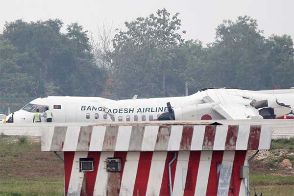 Pesawat Biman Bangladesh Airlines Bombardier Dash 8 terlihat sehari setelah tergelincir di landasan akibat cuaca buruk di Bandara Internasio