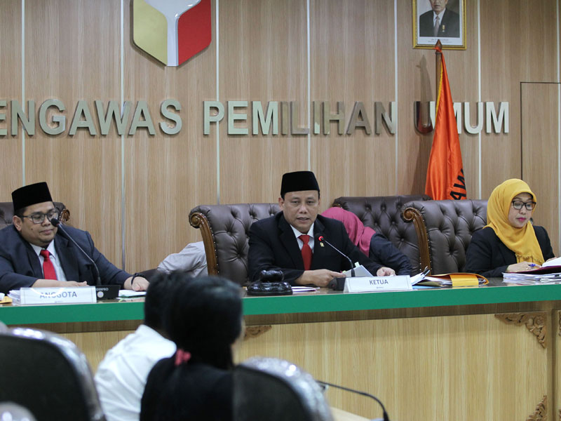 Ketua Bawaslu RI Abhan (tengah) bersama dengan anggota Bawaslu RI Ratna Dewi Pettalolo (kanan), dan Rahmat Bagja (kiri) memimpin sidang