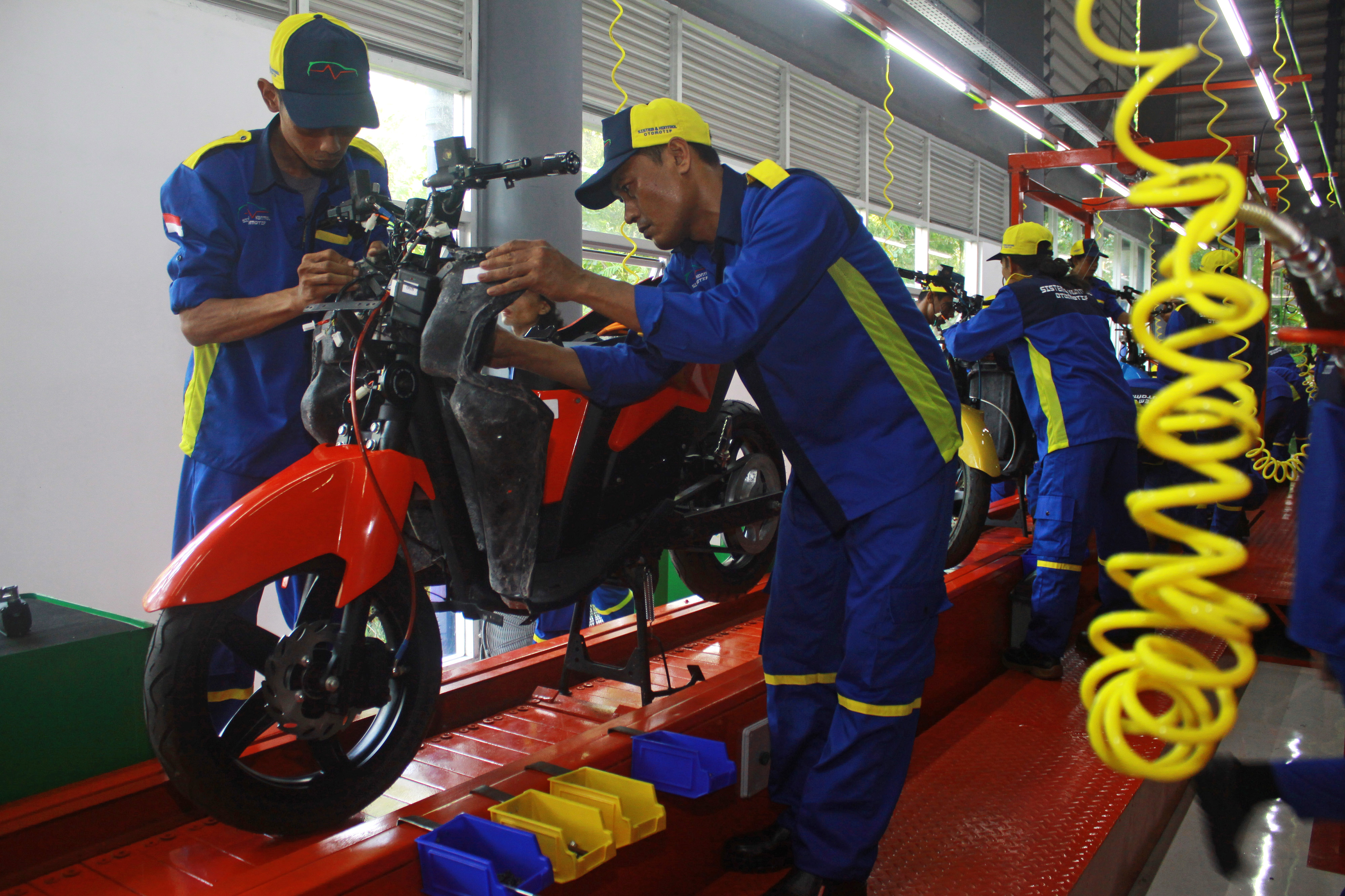 FIFGroup bekerja sama dengan Disnaker dan lima SMK Unggulan membangun Reading Corner. 