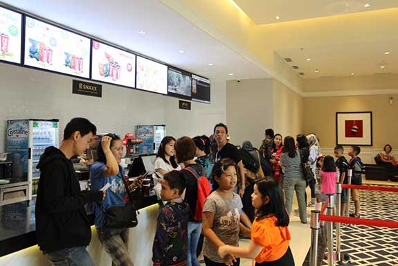 Tenant terbaru District 1 adalah bioskop Cinemaxx yang berada di area pusat hiburan yang telah resmi beroperasi mulai Jumat (24/5).