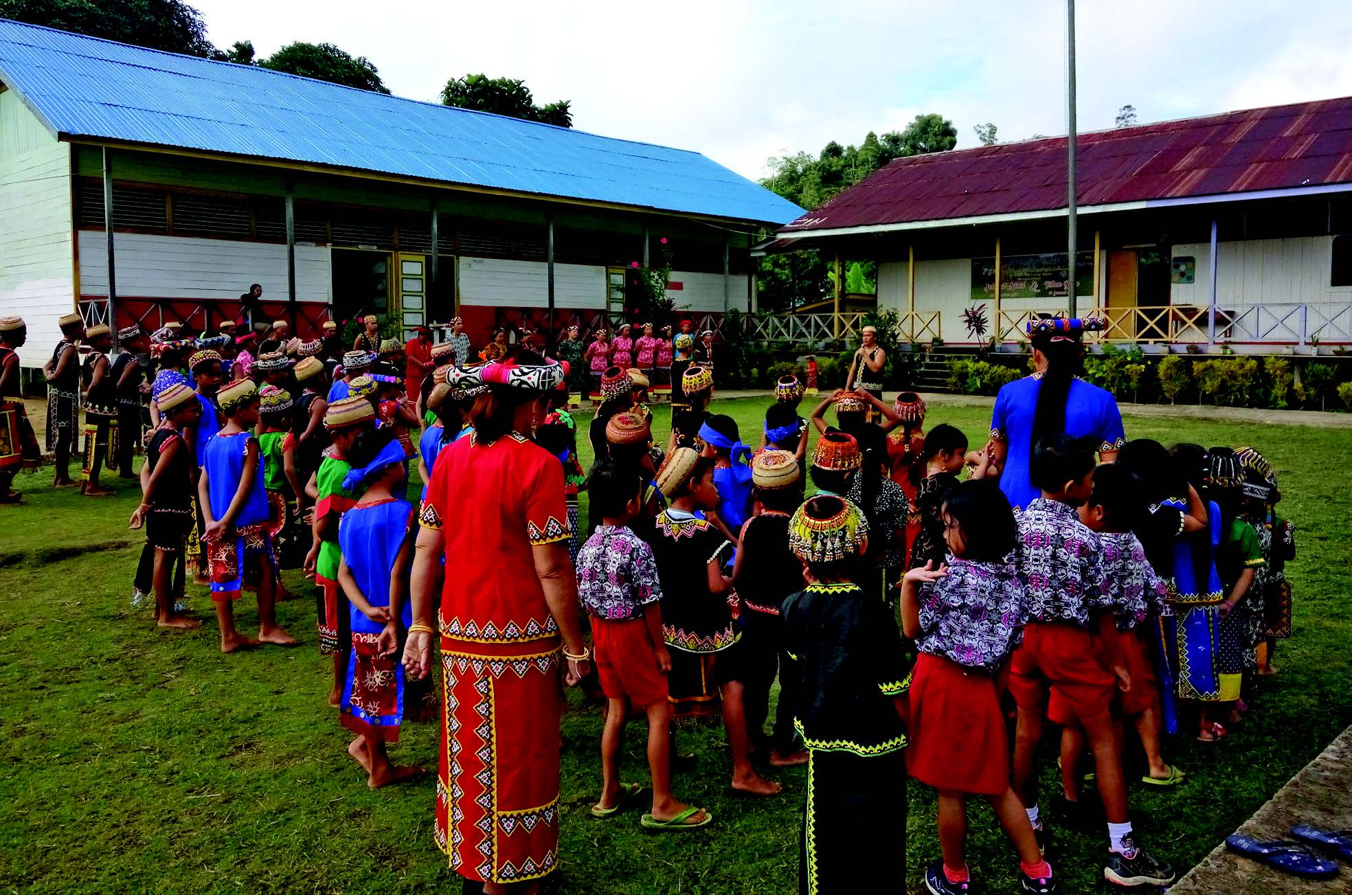 Murid-murid di Desa Long Tuyoq tengah mengikuti arahan di sekolah.