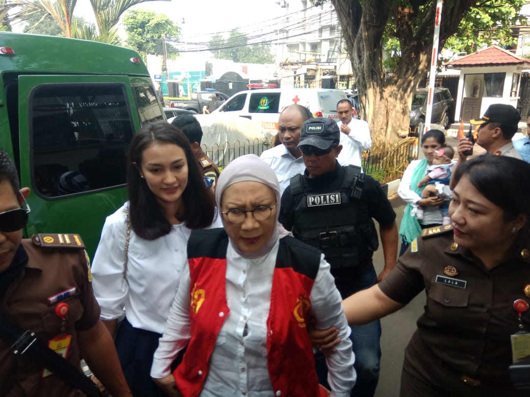 Ratna Sarumpaet hadir di PN Jaksel ditemani anaknya Atiqah Hasiholan