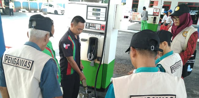 Petugas menguji tera di sejumlah SPBU sepanjang jalur mudik di Kabupaten Purwakarta, Jabar, Jumat (24/5). 