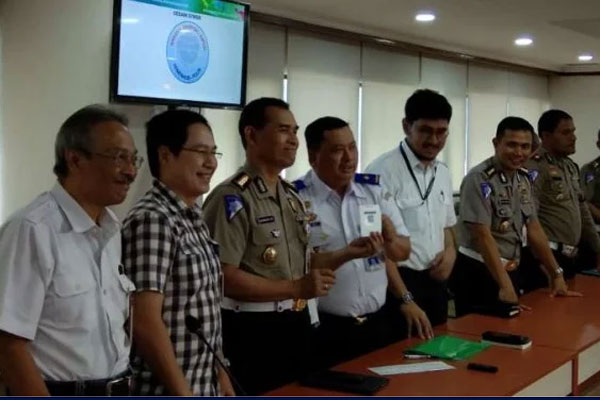 Kemenhub dan Kepolisian Memeragakan Stiker Khusus Angkutan Ekspor Impor. 