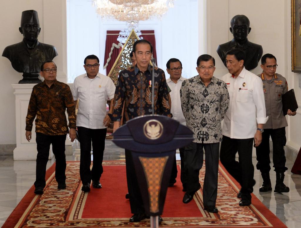 Presiden Joko Widodo, Wapres Jusuf Kalla, dan anggota kabinet. 