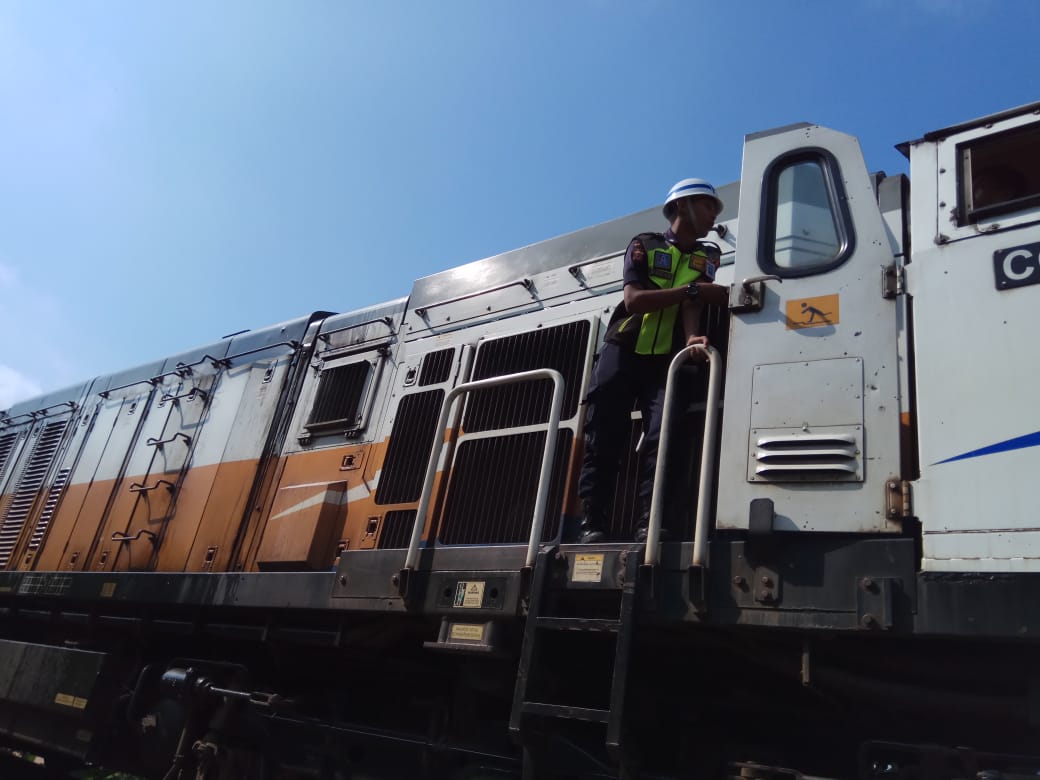 Petugas sedang memeriksa lokomotif KA Mutiara Selatan yang terbakar pada Kamis (16/5) sekitar pukul 05.50 WIB.