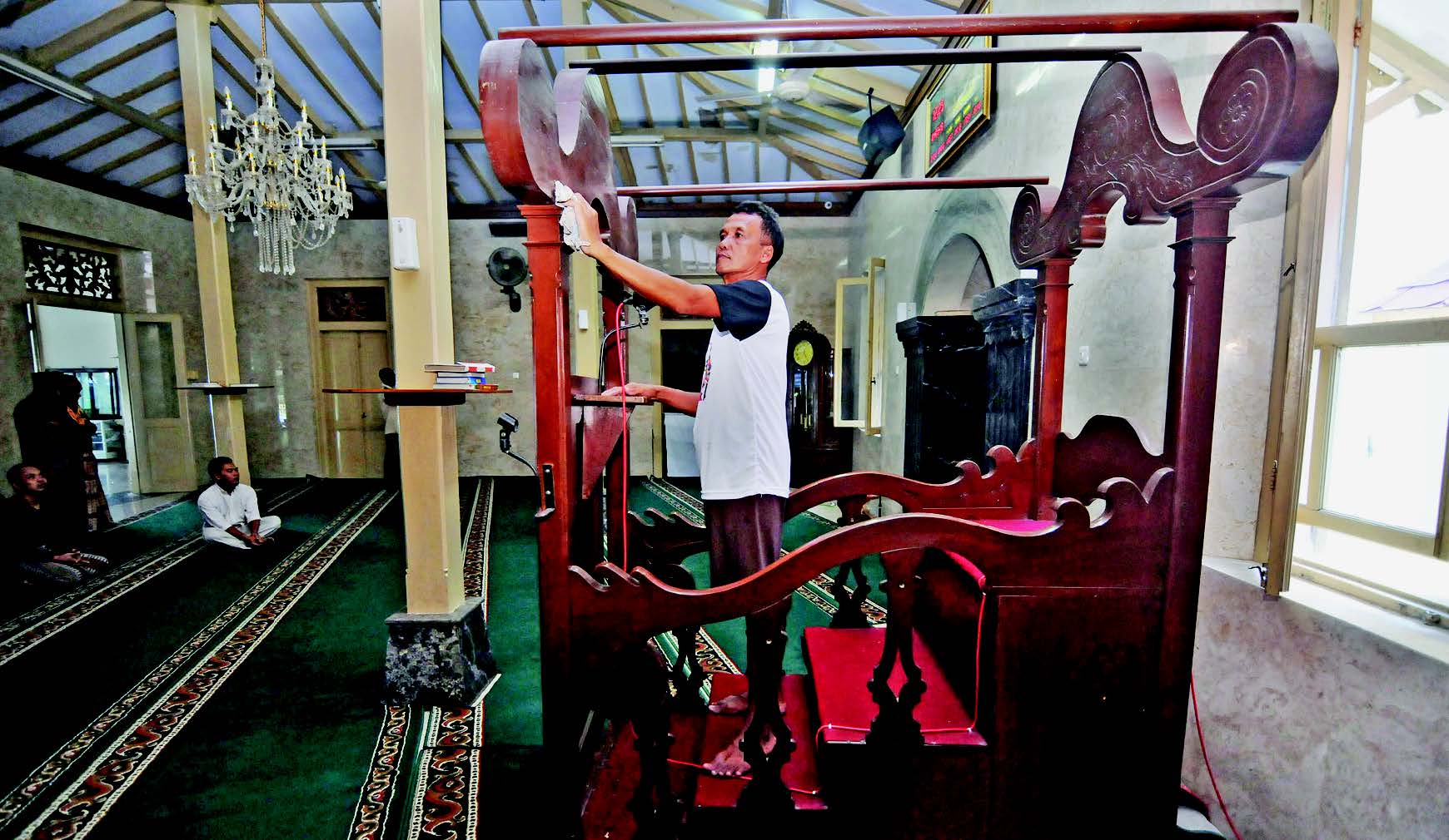 Warga membersihkan mimbar masjid di Masjid Ciptomulyo, Pengging, Banyudono, Boyolali, Jawa Tengah