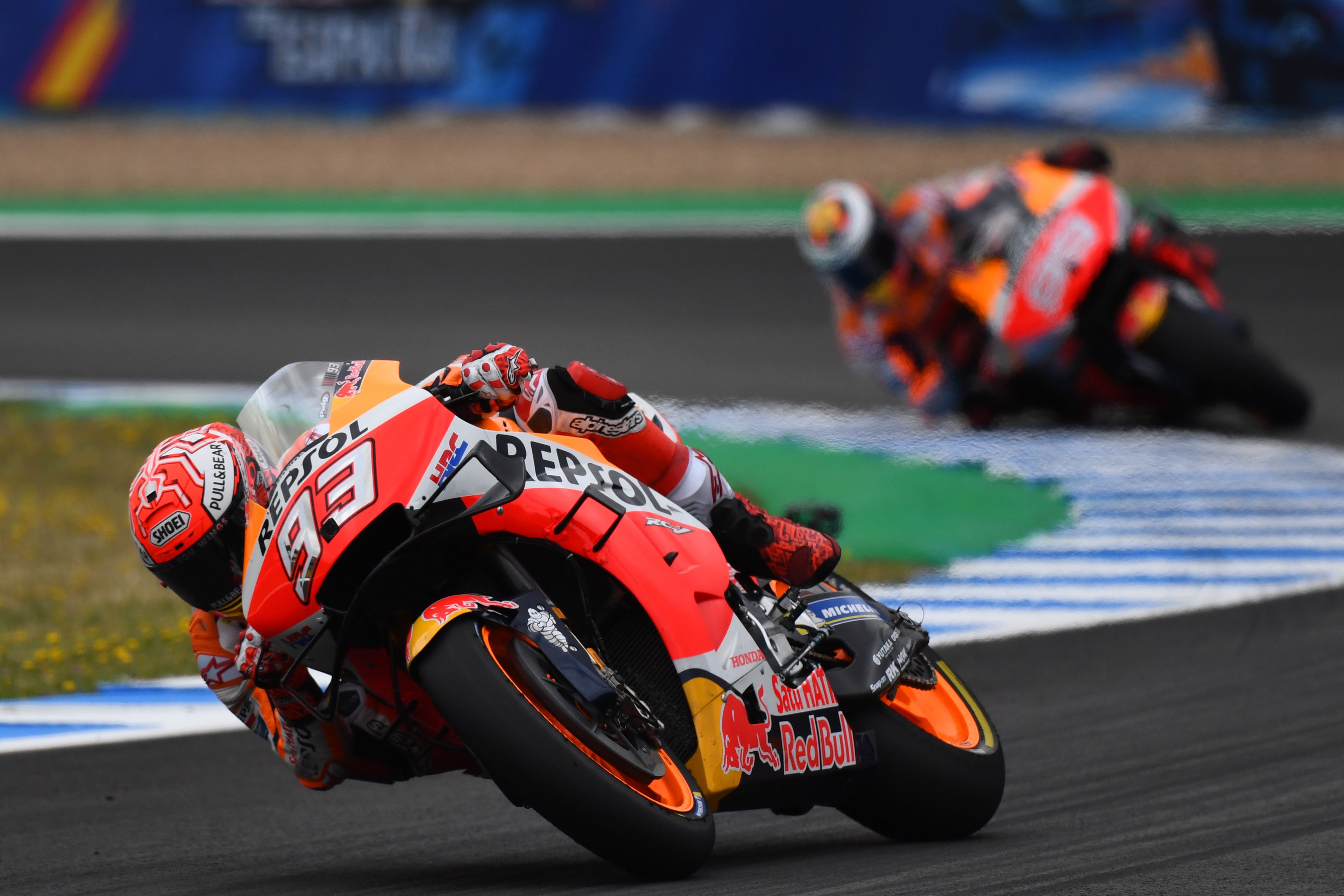 Marc Marquez berada di depan rekan setimnya di Repsol Honda, Jorge Lorenzo.