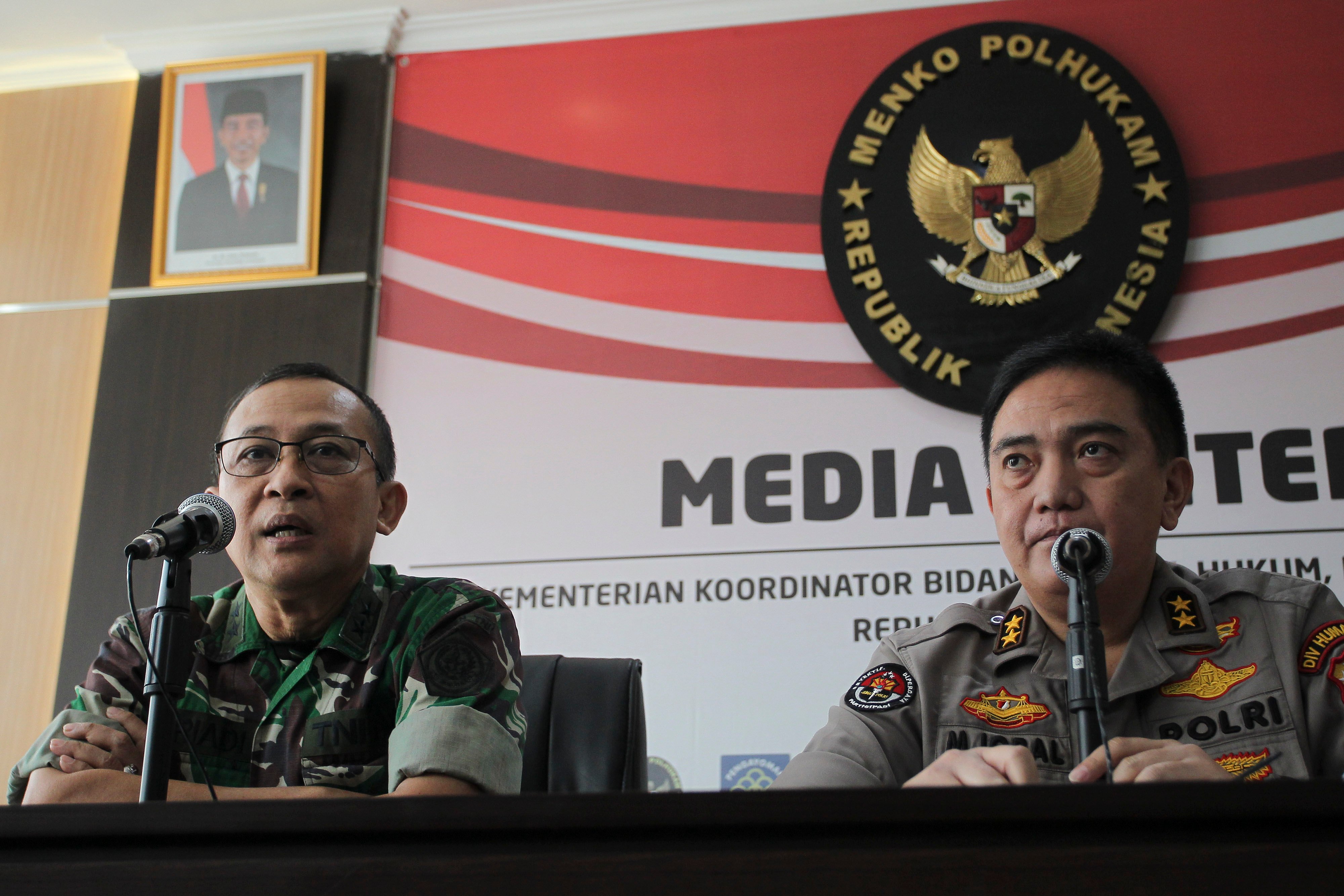  Kapuspen TNI Mayjen Sisriadi (kiri) bersama Kadiv Humas Polri Irjen Pol M. Iqbal (kanan) menggelar konferensi pers