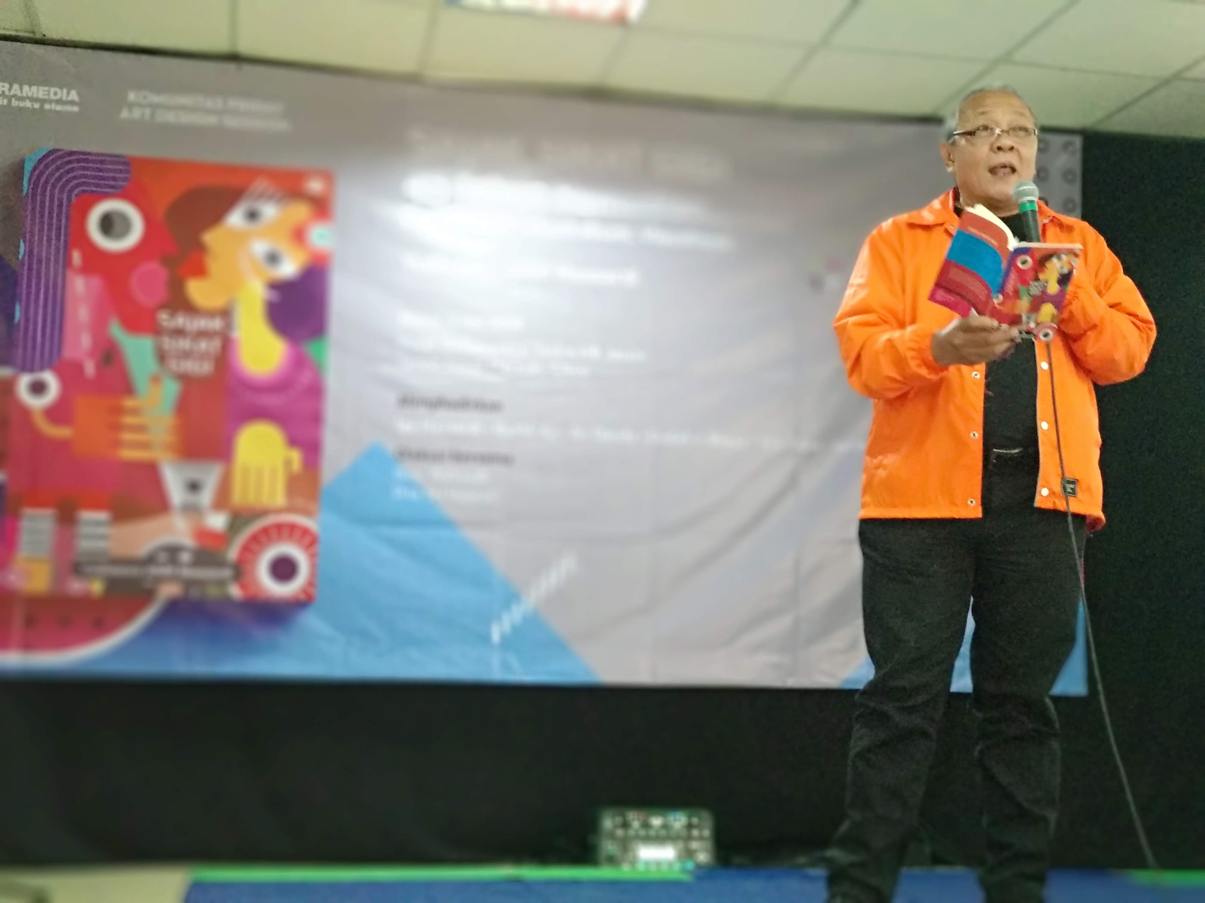 Penyair Yudhistira Massardi meluncurkan antologi puisi Sikat Gigi.