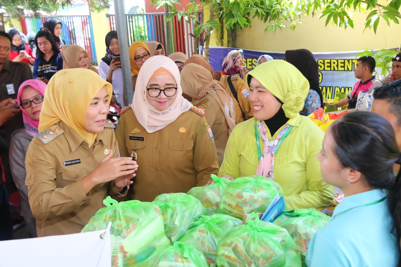 Wakil Walikota Palembang Fitrianti Agustina saat membuka bazar sembako murah di Kantor Lurah Plaju Ilir, Selasa (14/5)