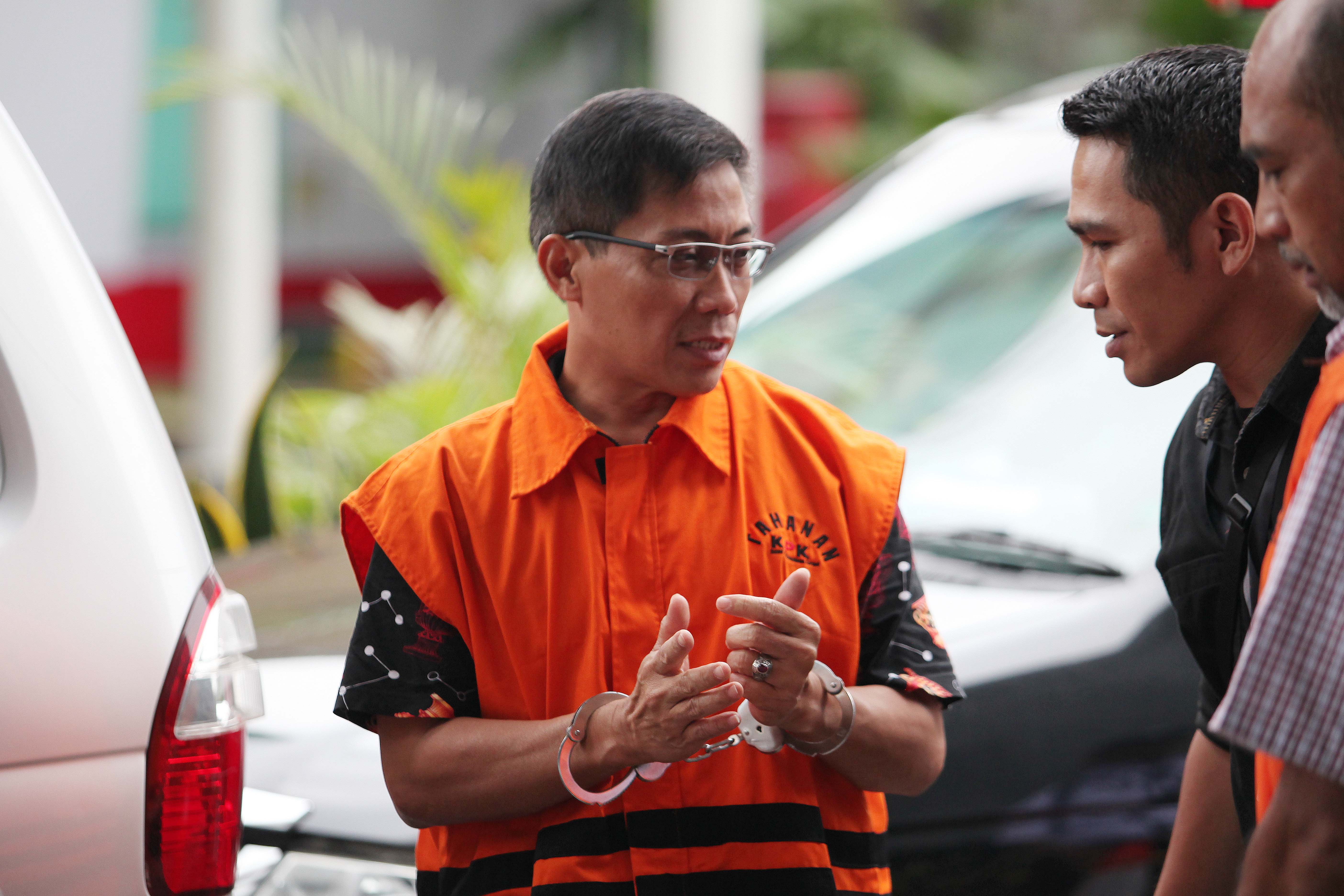 Sunjaya Purwadisastra dilantik sebagai bupati Cirebon, Jumat (17/5) oleh Gubernur Jabar, Ridwan Kamil, kemudian diberhentikan.