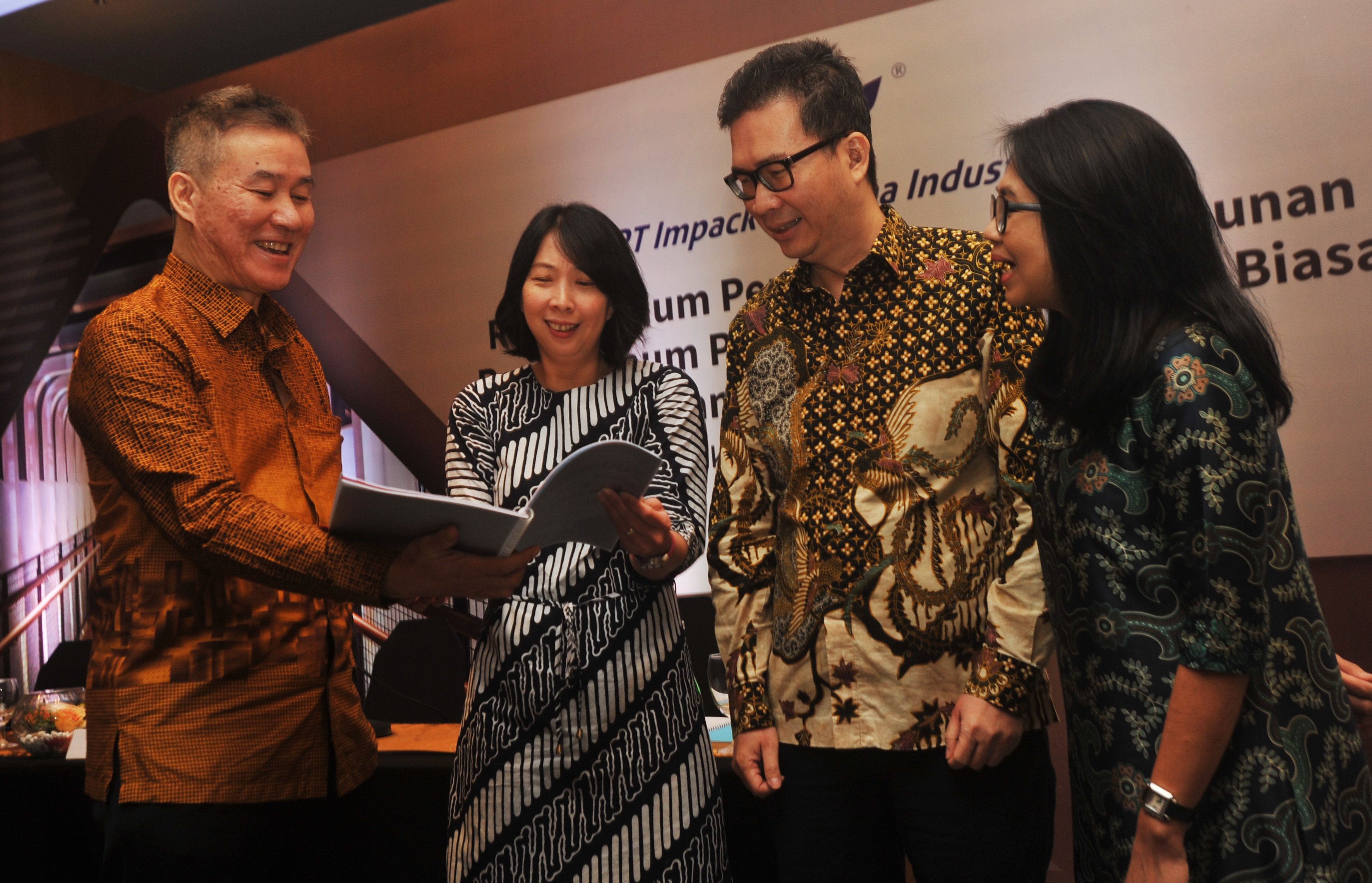 Jajaran Direksi PT Impact Pratama Industri Tbk berbincang usai Rapat Umum Pemegang Saham Tahunan, di Jakarta, Kamis (23/5).