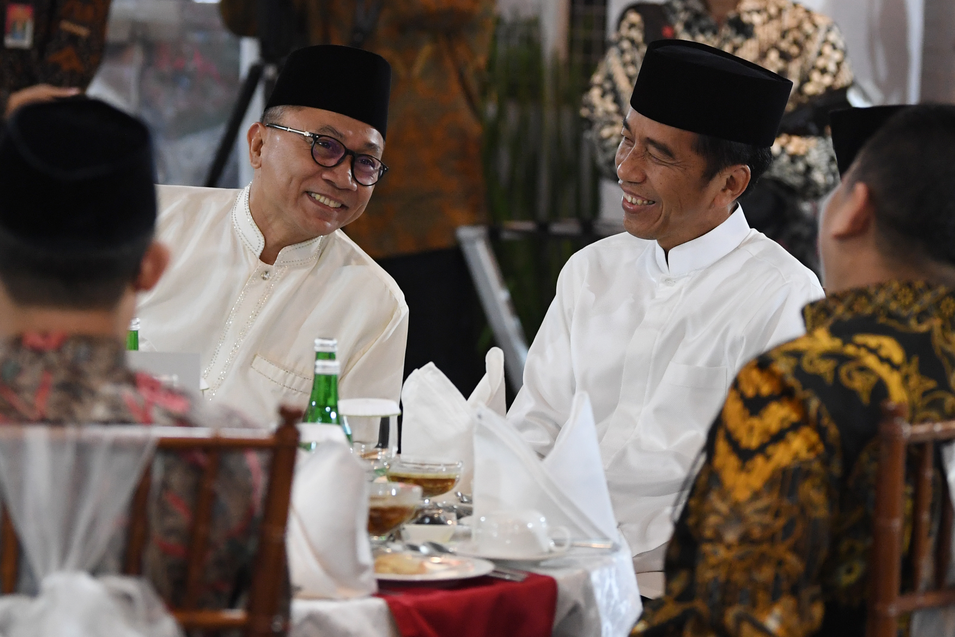 Presiden Joko Widodo (kanan) berbincang dengan Ketua MPR Zulkifli Hasan ketika menghadiri buka puasa bersama