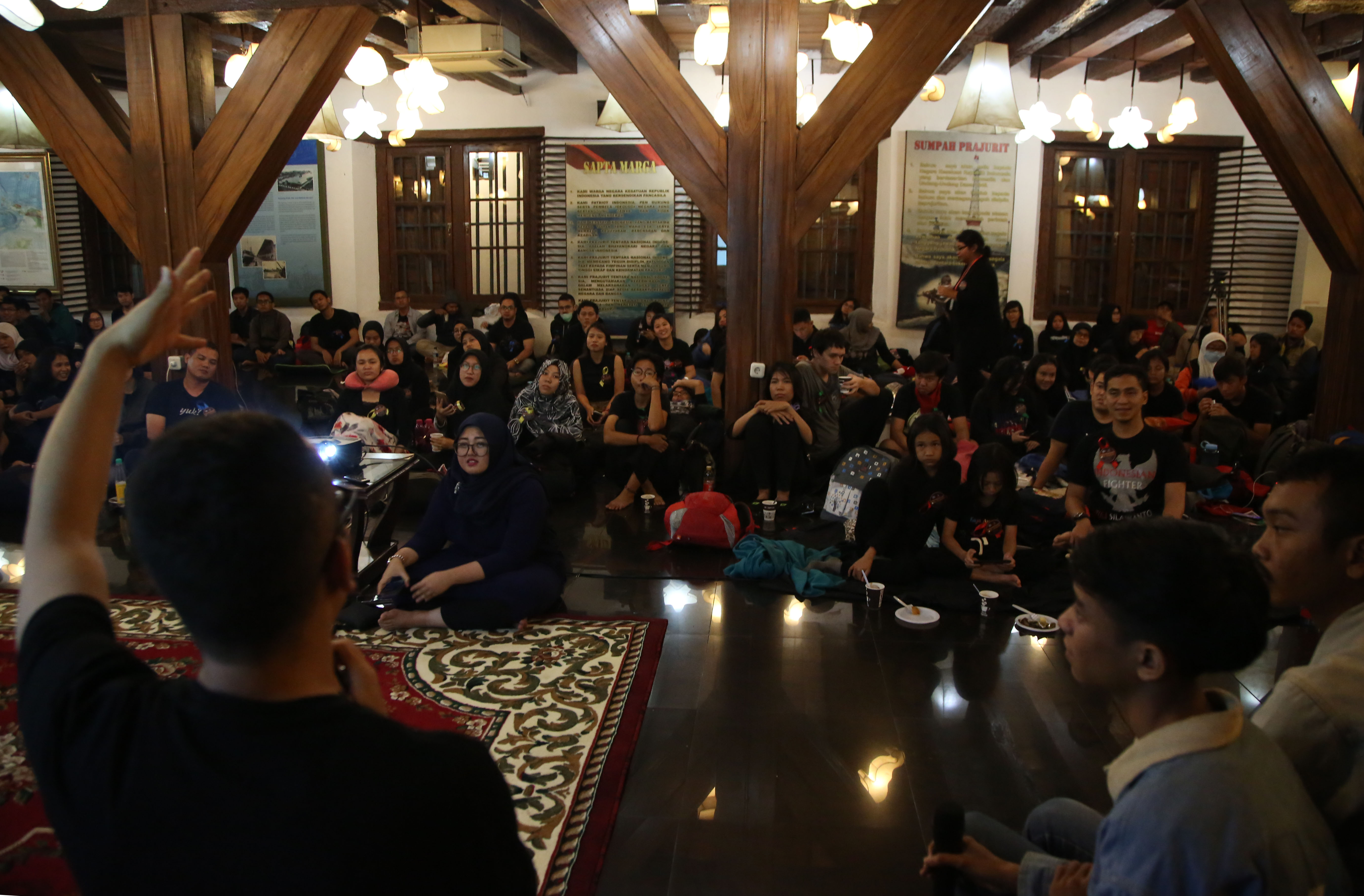 Peserta berkeliling museum saat mengikuti 