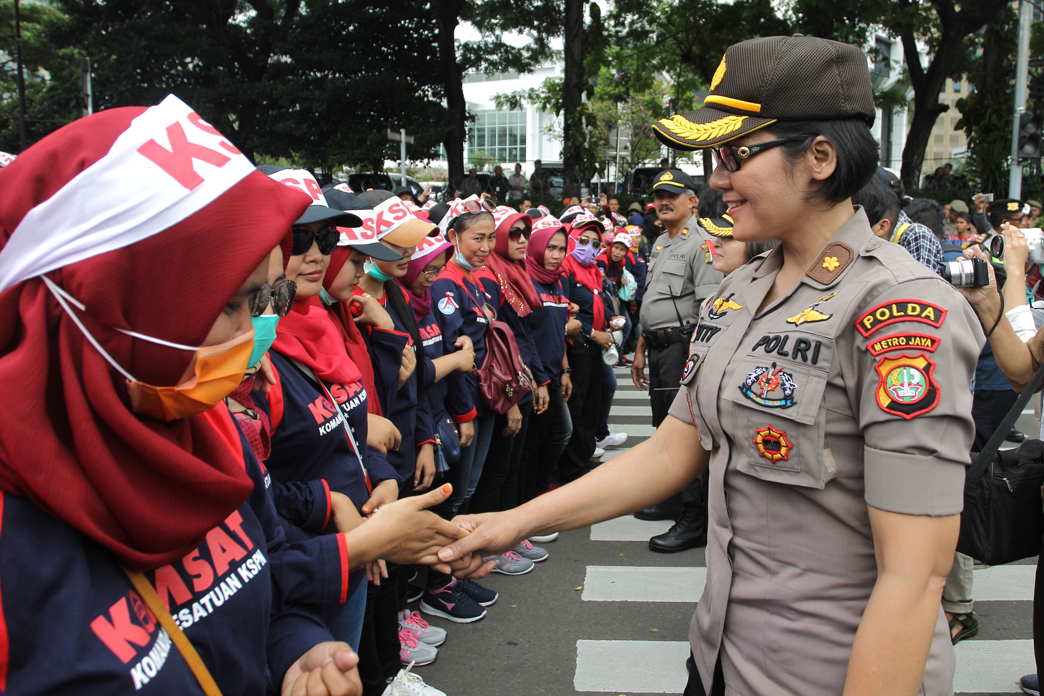 Polisi melakukan pengamanan terhadap aksi buruh di Hari Buruh Internasional