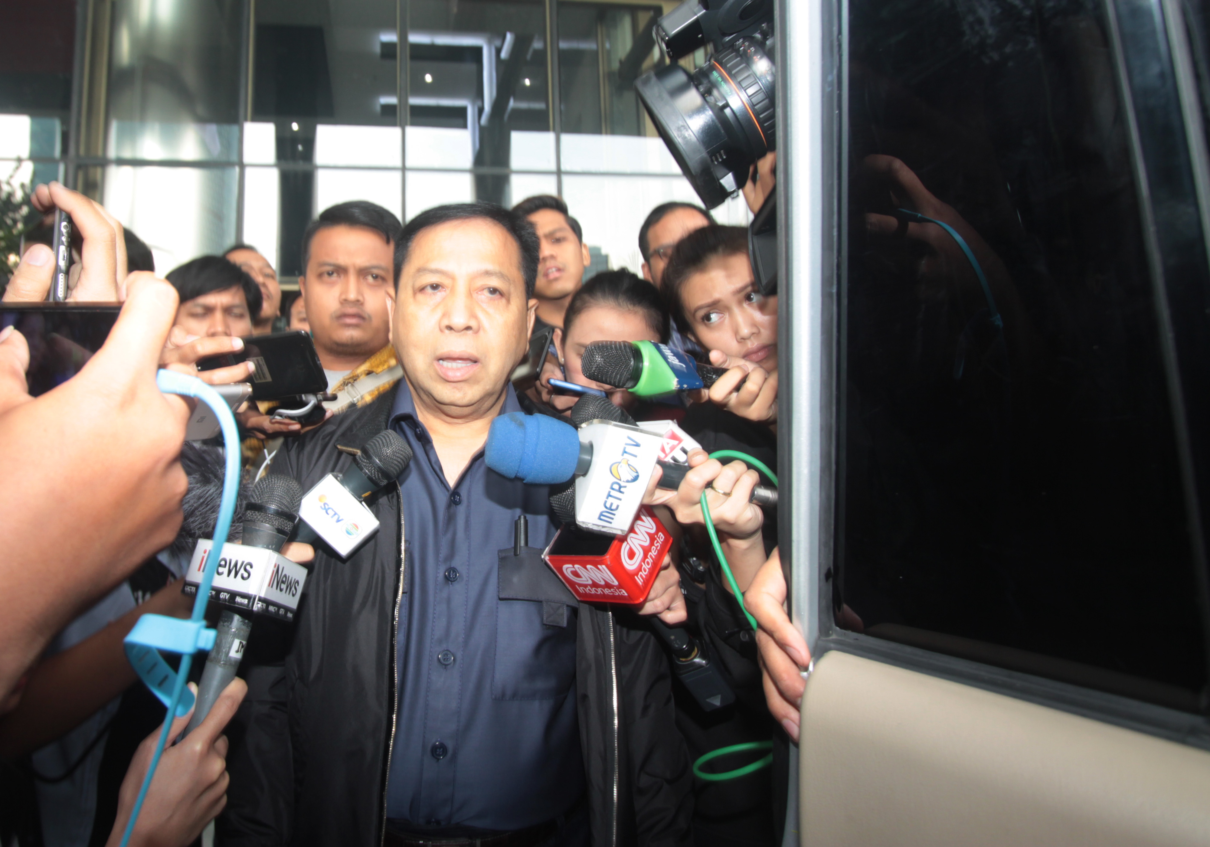 Mantan Ketua DPR Setya Novanto usai menjalani pemeriksaan kasus PLTU Riau-1 di KPK, Selasa (14/5)