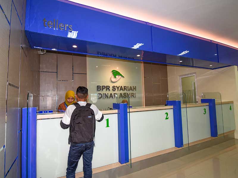 Seorang nasabah melakukan setoran tabungan Dinar Qurban di Bank Perkreditan Rakyat Syariah (BPRS) Dinar Ashri di Mataram, NTB