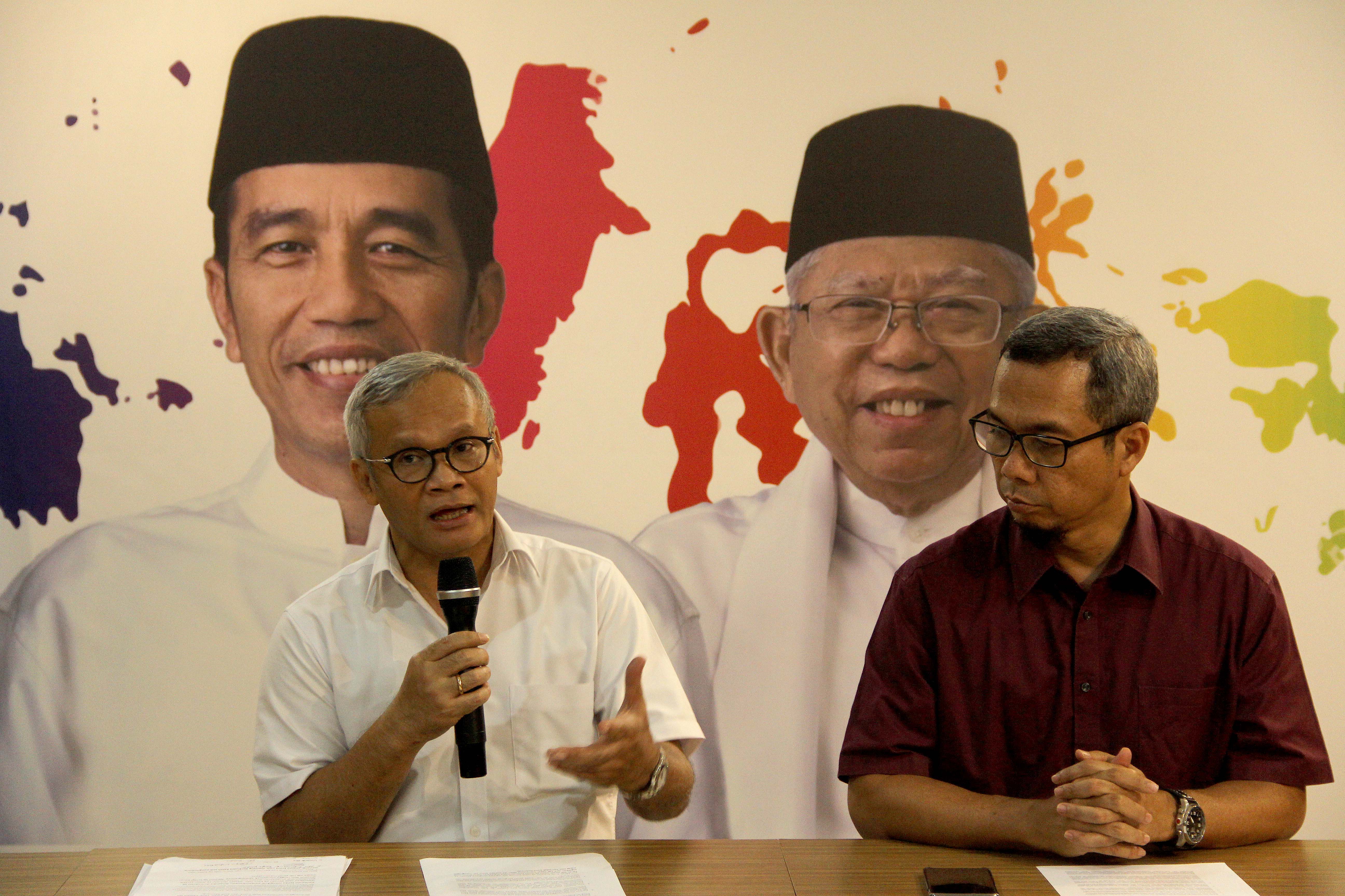 Direktur Program TKN Jokowi-Amin Aria Bima (kiri) dan Direktur Komunikasi Politik TKN Jokowi-Amin Usman Kansong.